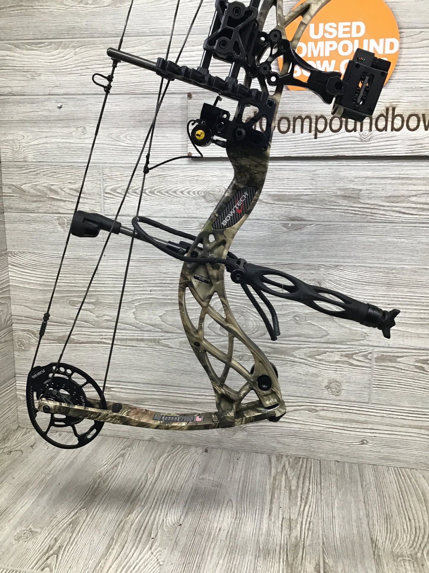 Bowtech Carbon Zion RH Camo Right Handed 60-70 25.5-30.5 package