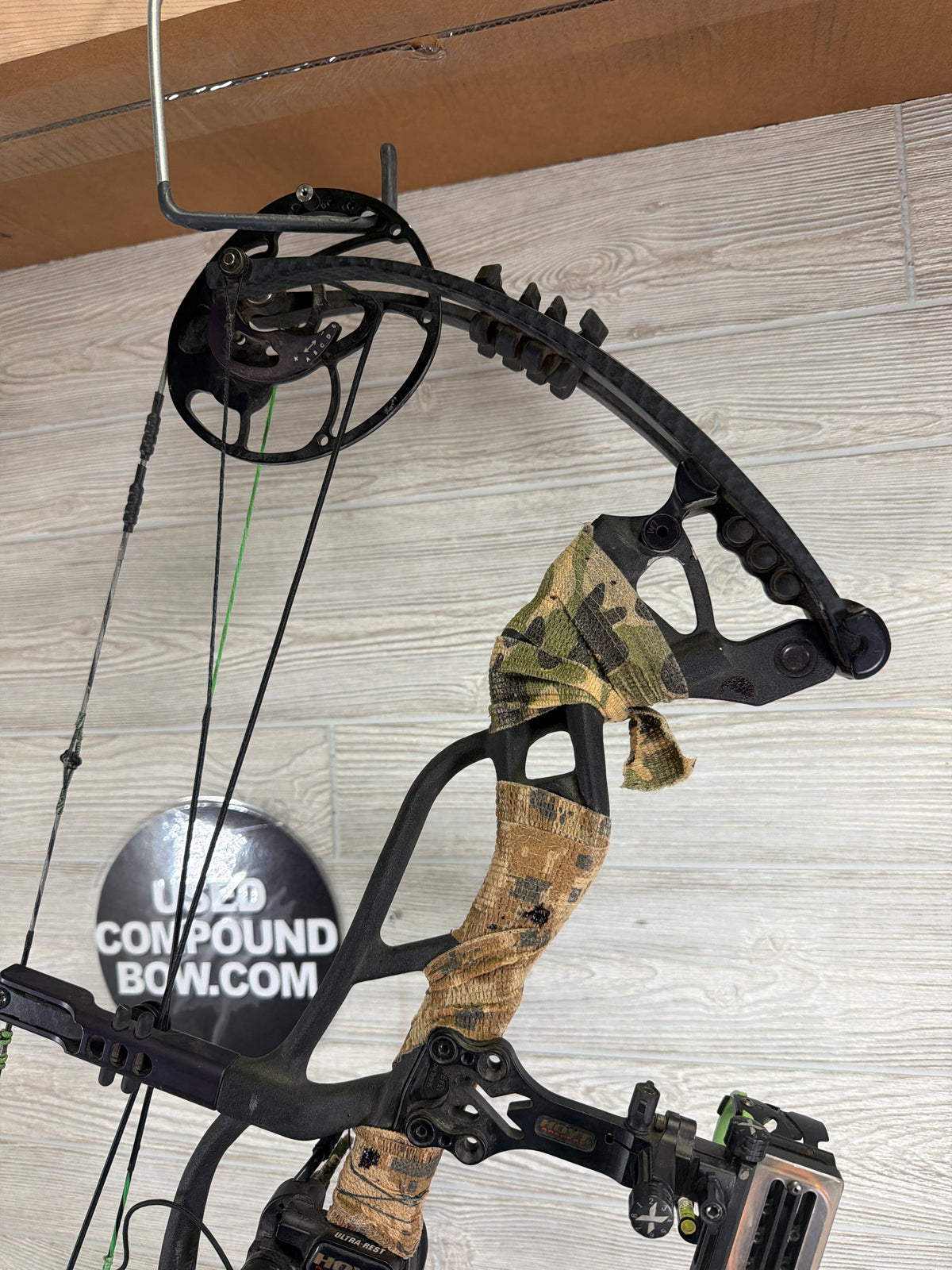 Used Hoyt Carbon Defiant #3 cam 29" 70lb Right Black Bow PKG