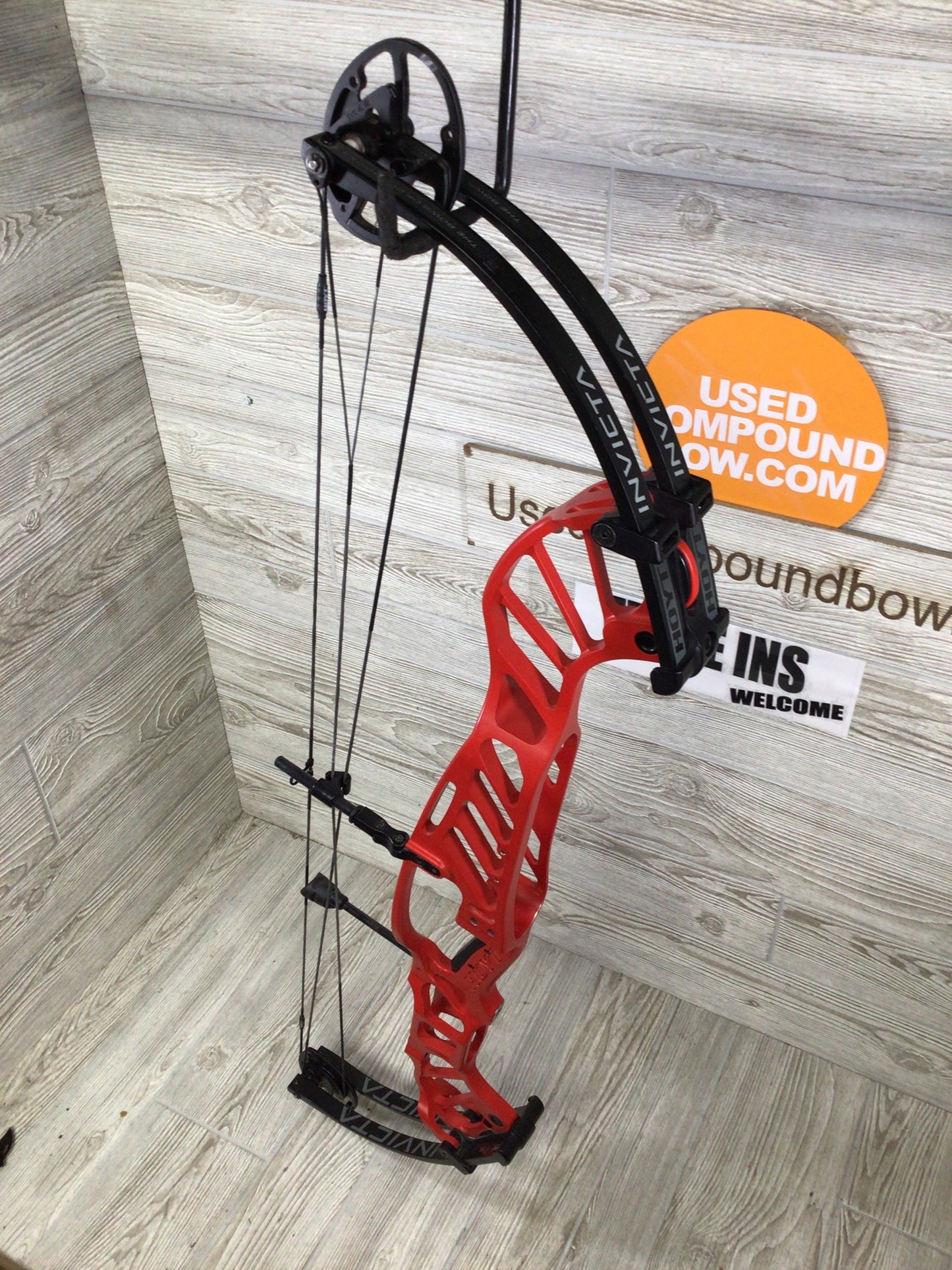 Used Hoyt Invicta 40 SVX cam 50-60# Right Handed 30"-31" Red
