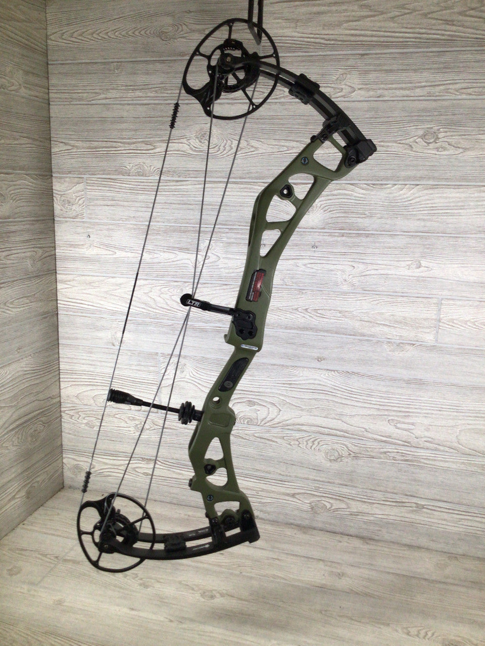 2023 Elite Era Carbon Right Handed Outdoor Green