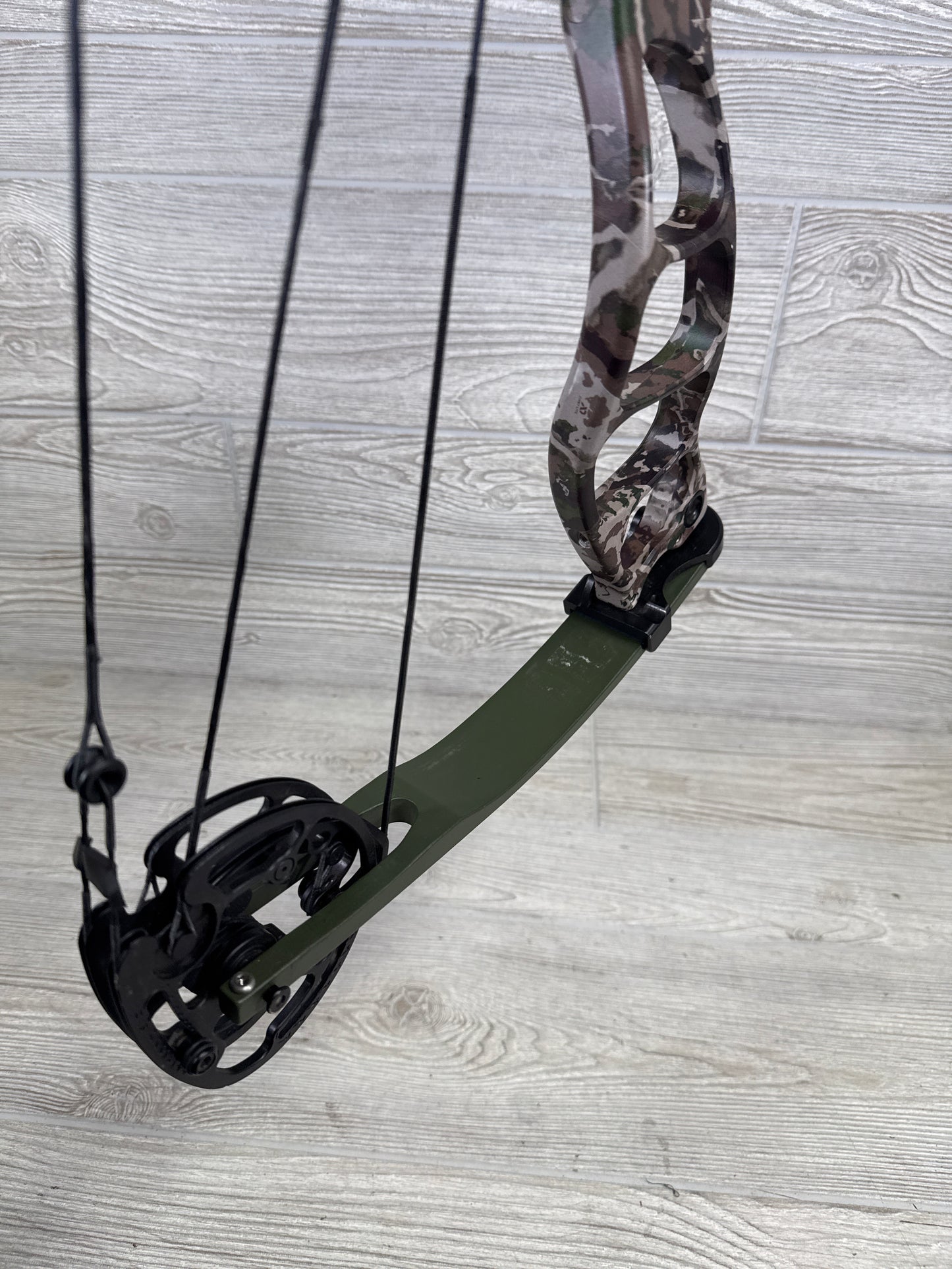 Used Prime Centergy 60-70# 28.5" Right Handed Camo/ Green Limb package