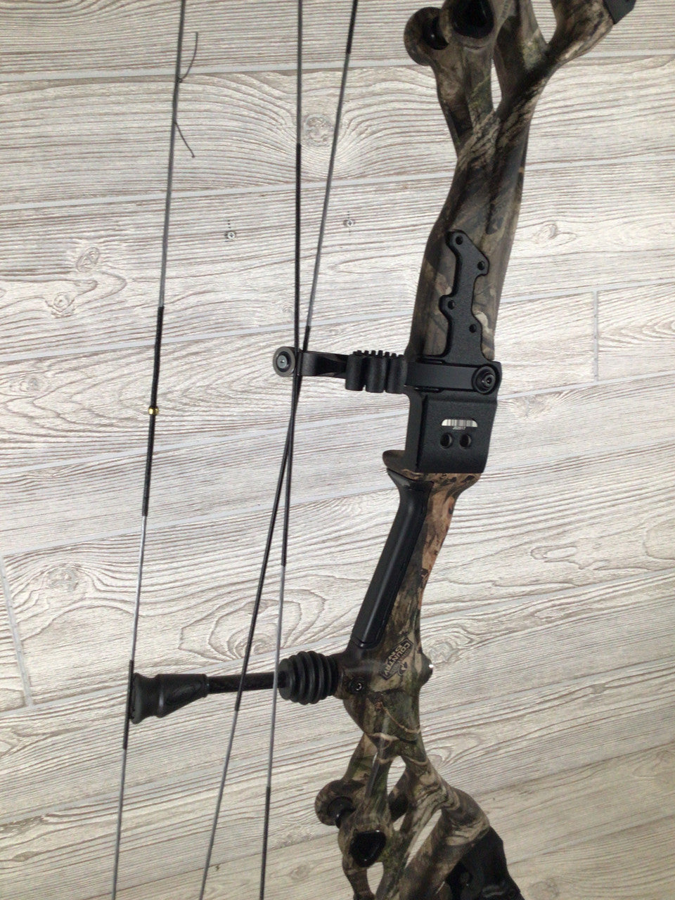 Bowtech Carbon One X 60-70# RH Mossy Oak Country DNA