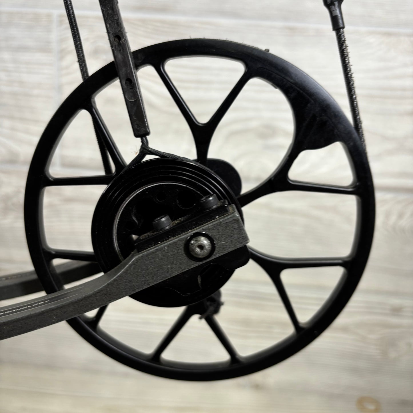Used Mathews No Cam HTX 26"/70# Right Handed Package