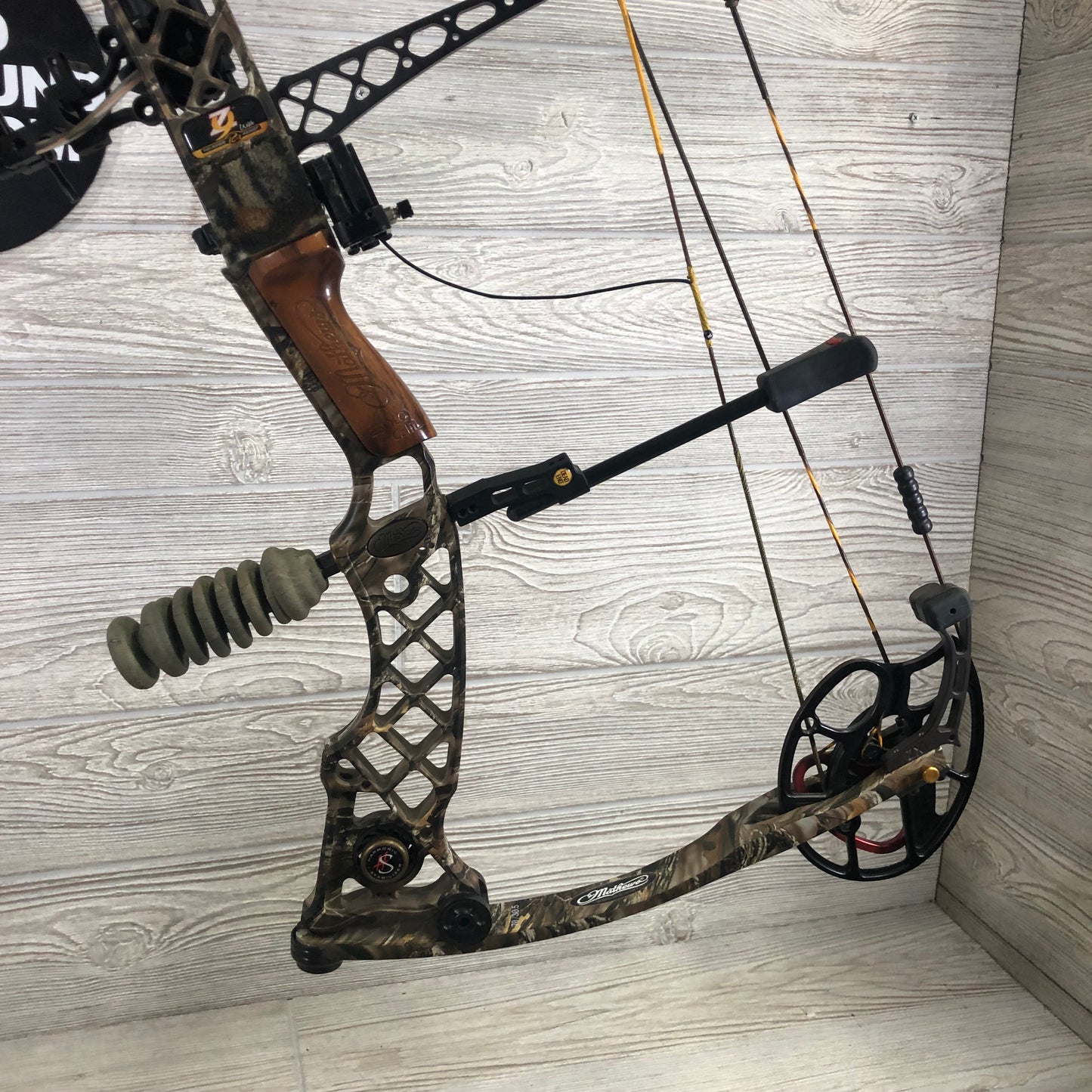 Used Mathews Z9 Right Handed 60-70lb 30" Bow Pkg