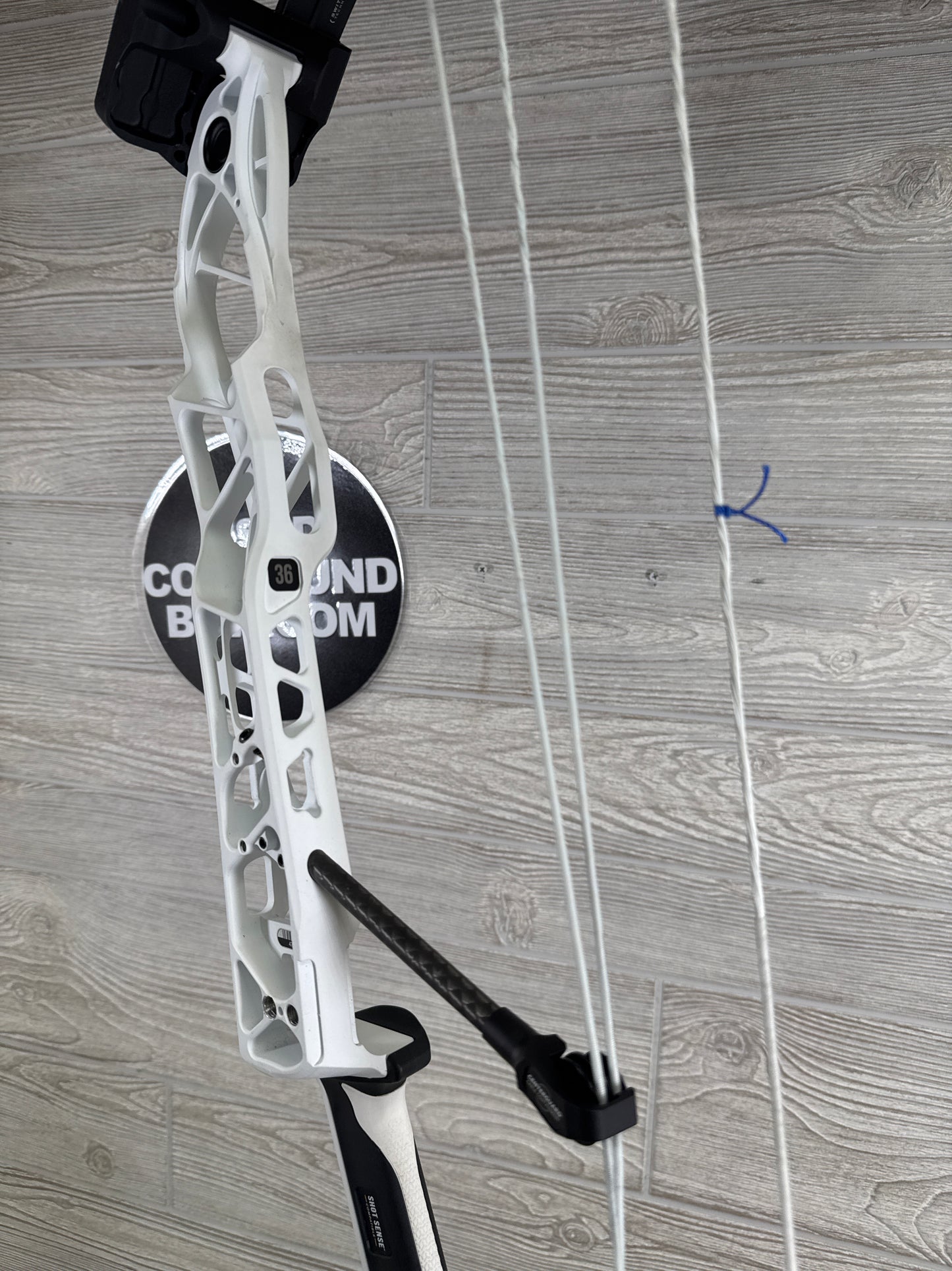 Mathews Title 36 G2 Left Hand White Riser Black Limbs