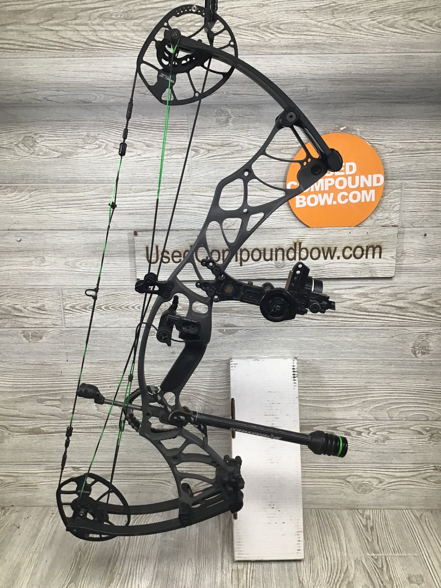 Used Hoyt Helix RH 27-30" 55-65# Package W/Extra set of 80# limbs