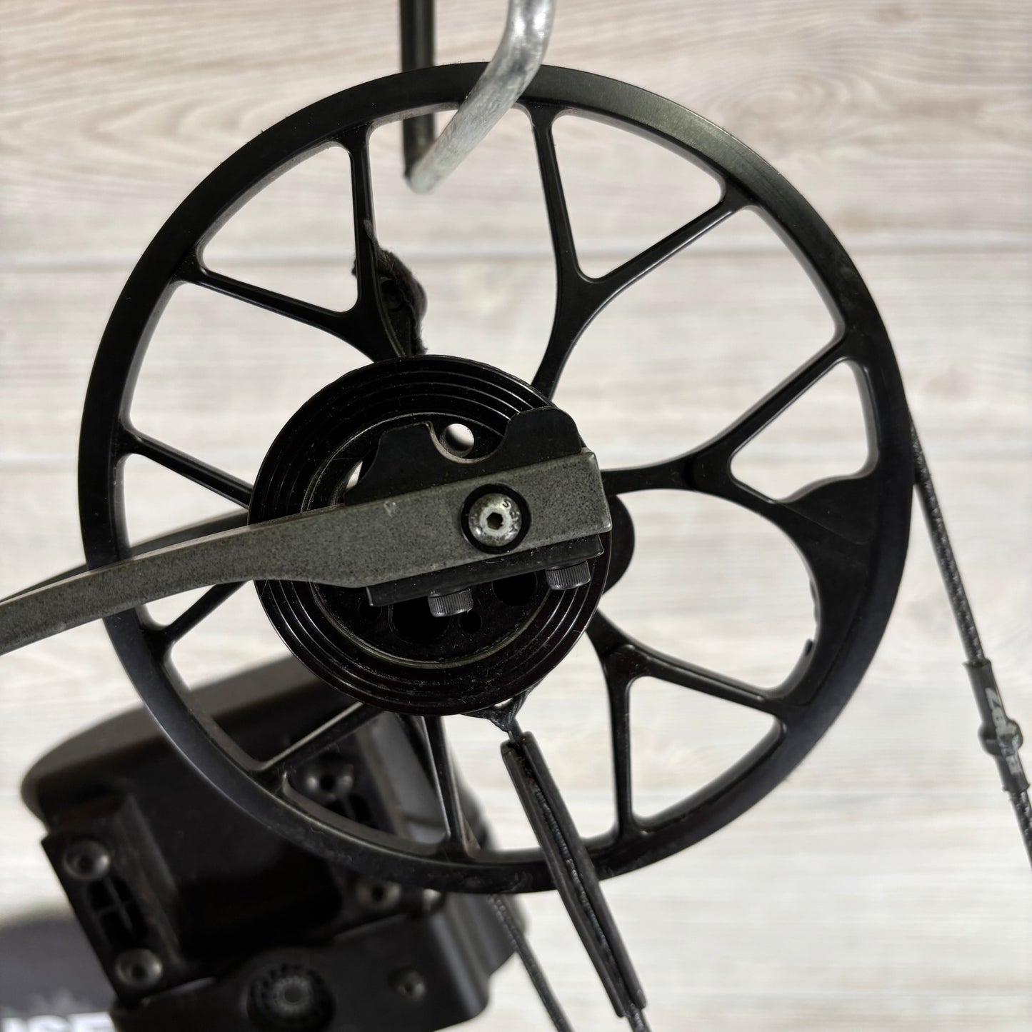 Used Mathews No Cam HTX 26"/70# Right Handed Package