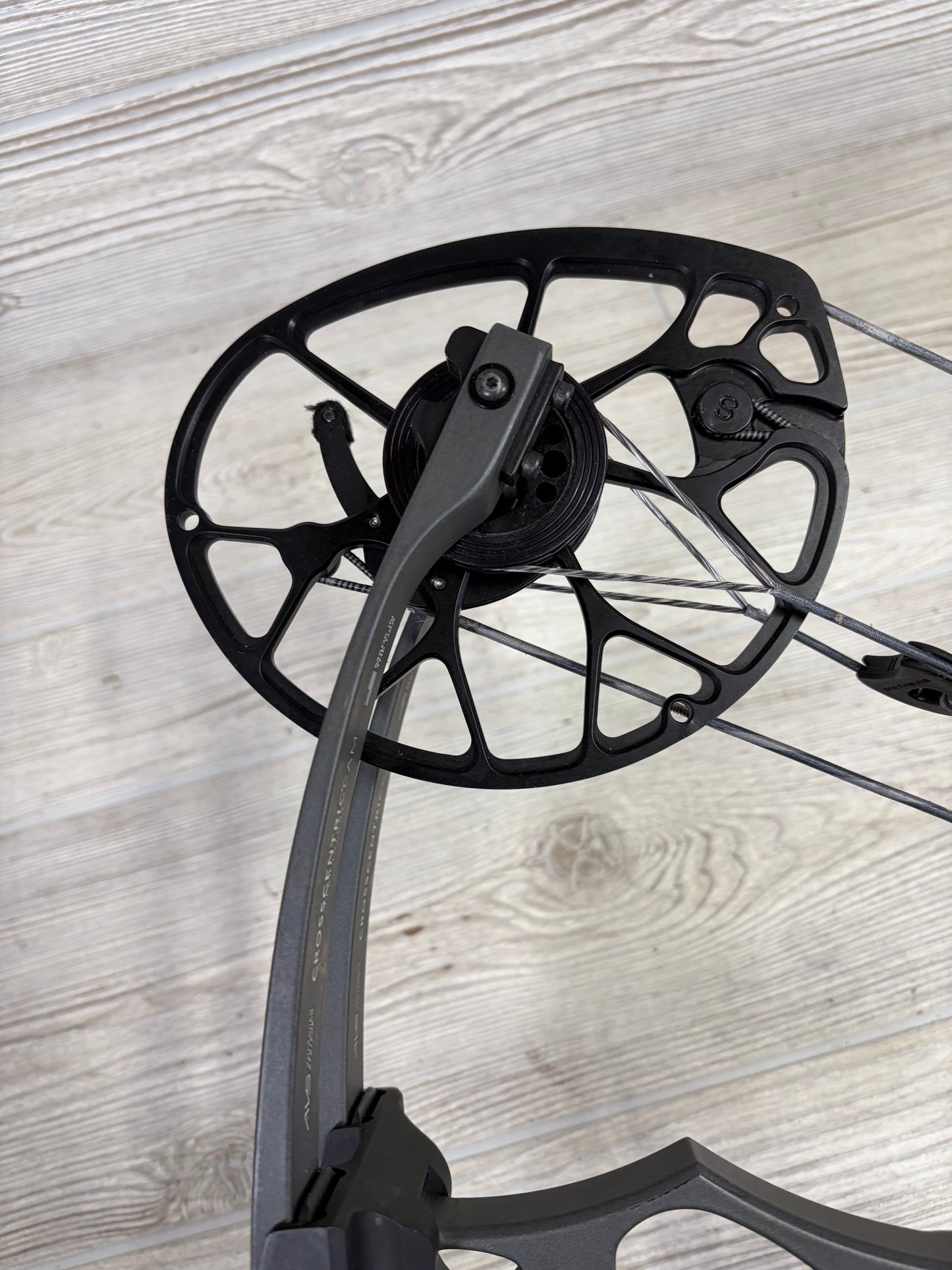 Used Mathews Traverse Right Handed 60-70lb 30" Stone