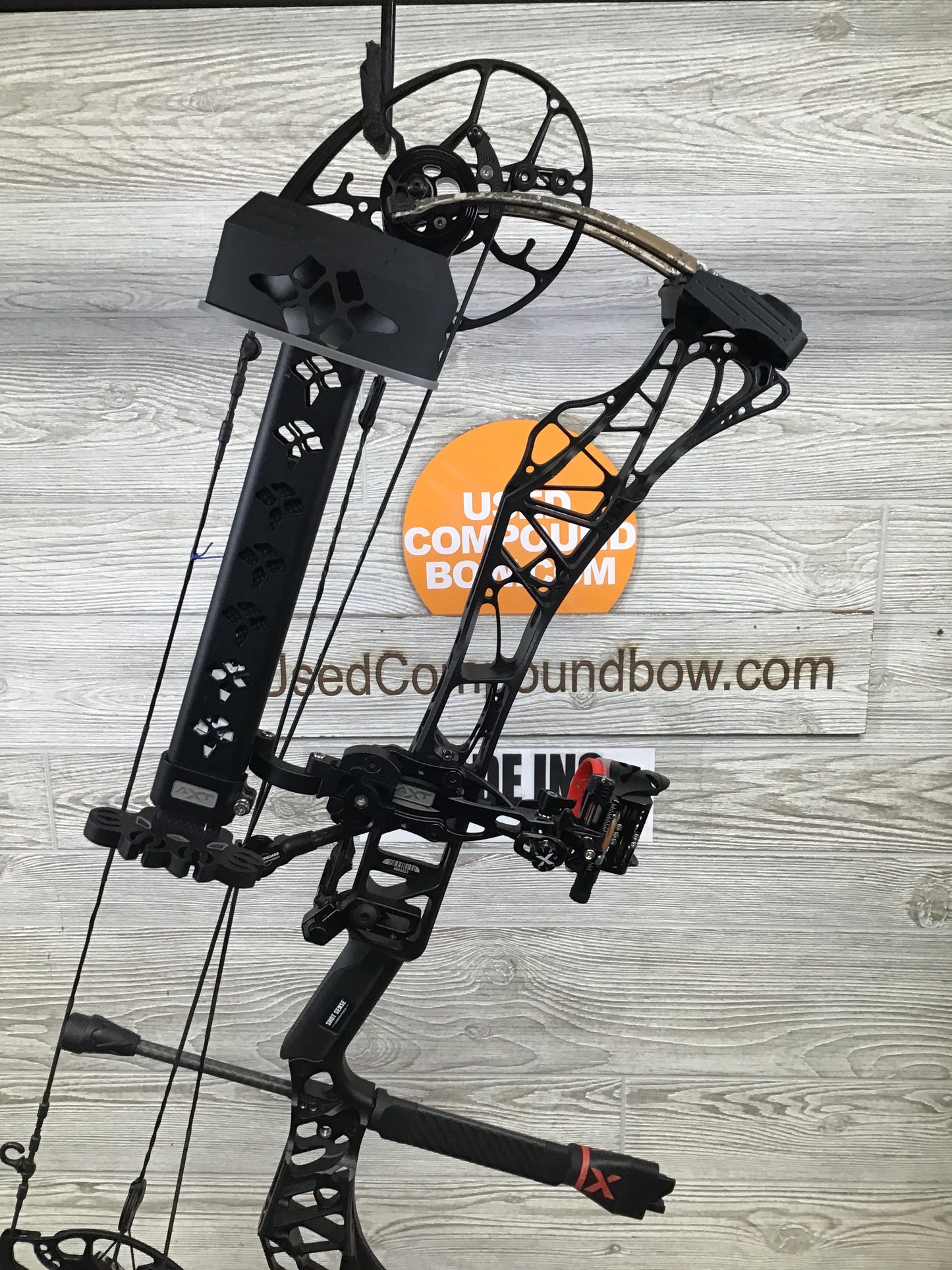 Used Mathews Lift X 29.5 Right Hand 29"/70# Black Riser/First Lite Limb Package