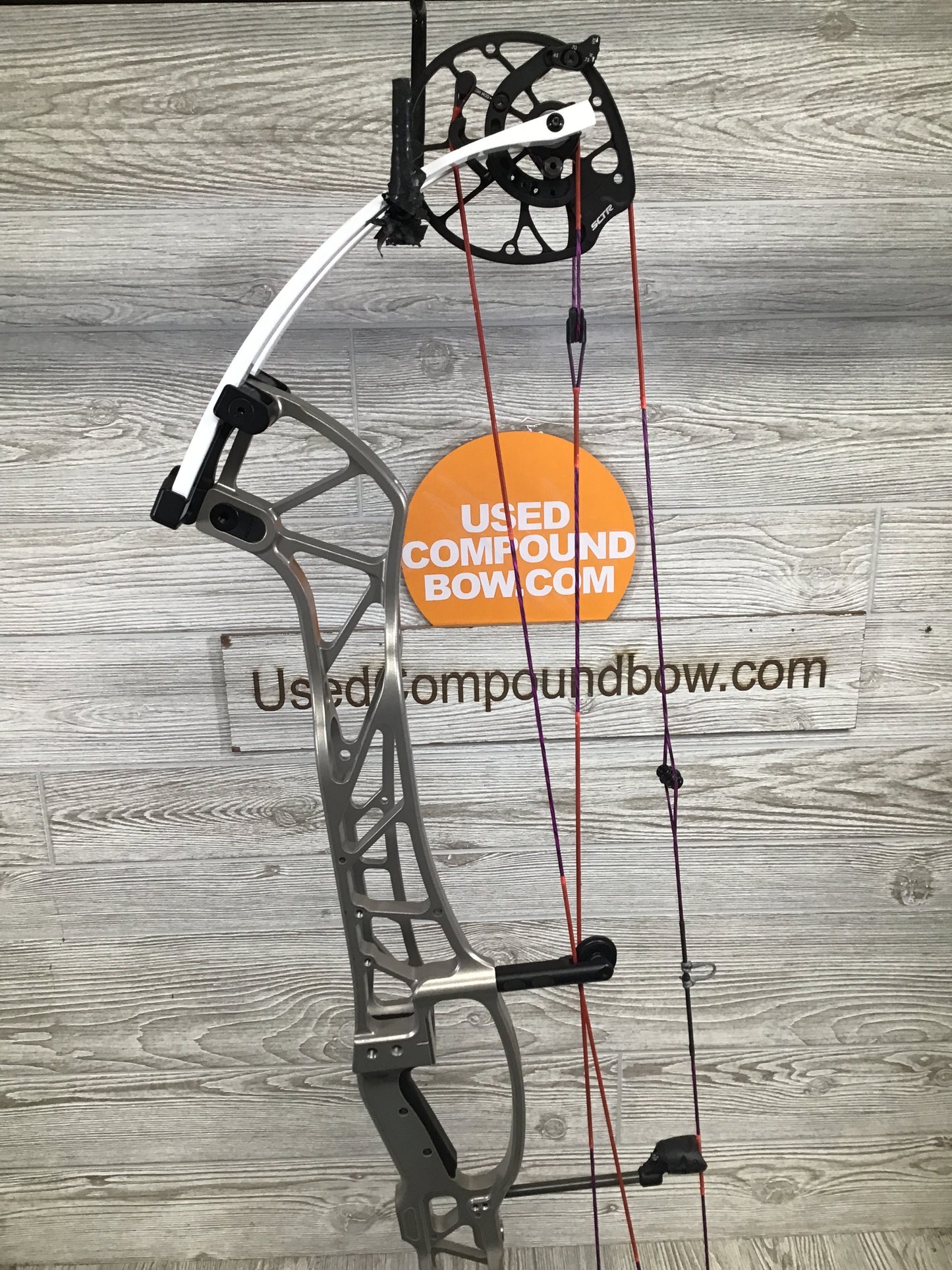 Hoyt Concept X 40 Left Handed 50-60# 28.5" Silver/ White limbs w/grips, and factory string