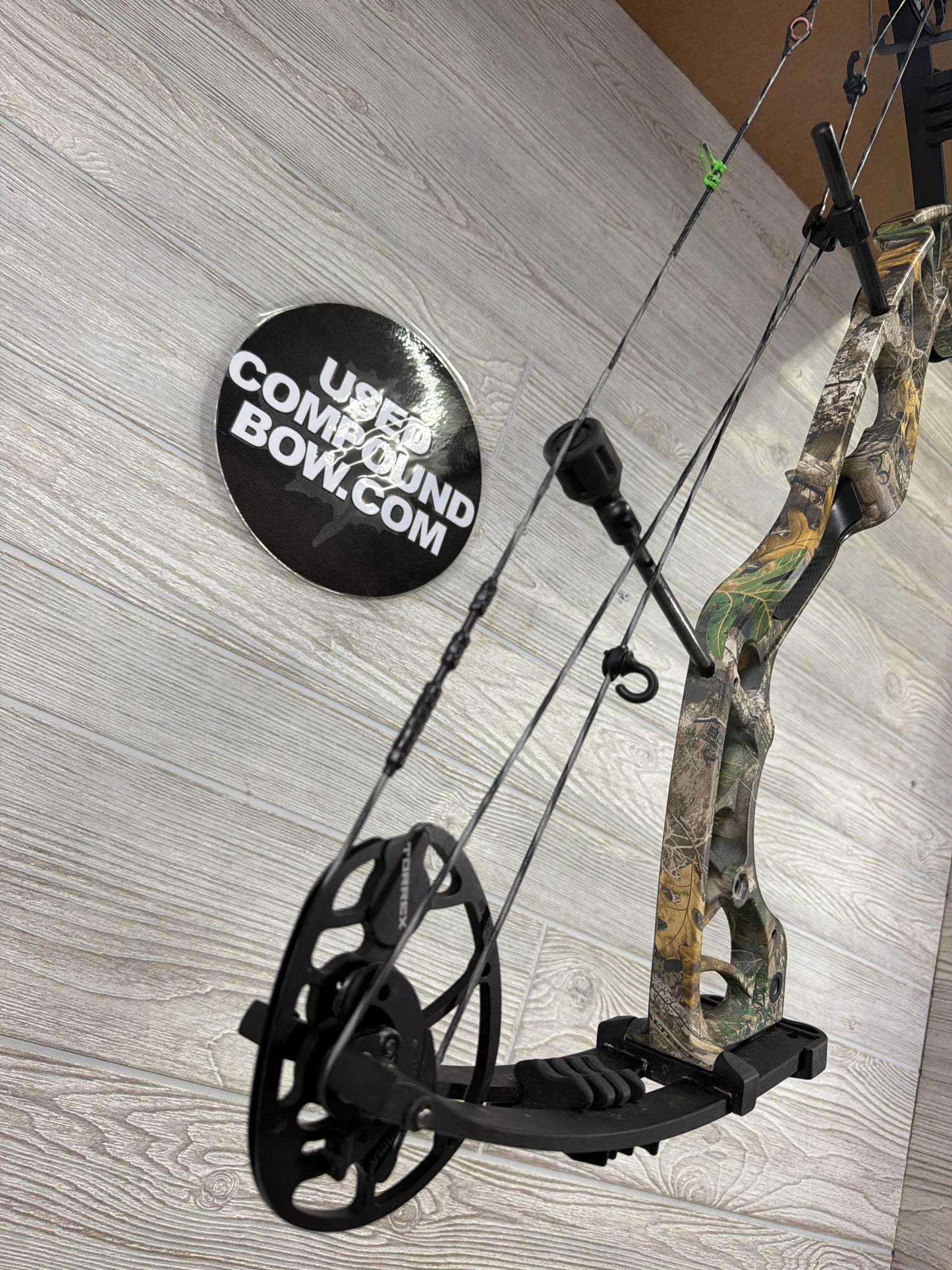 Used Hoyt Torrex Right Handed Realtree Edge 50-60# 26-30"