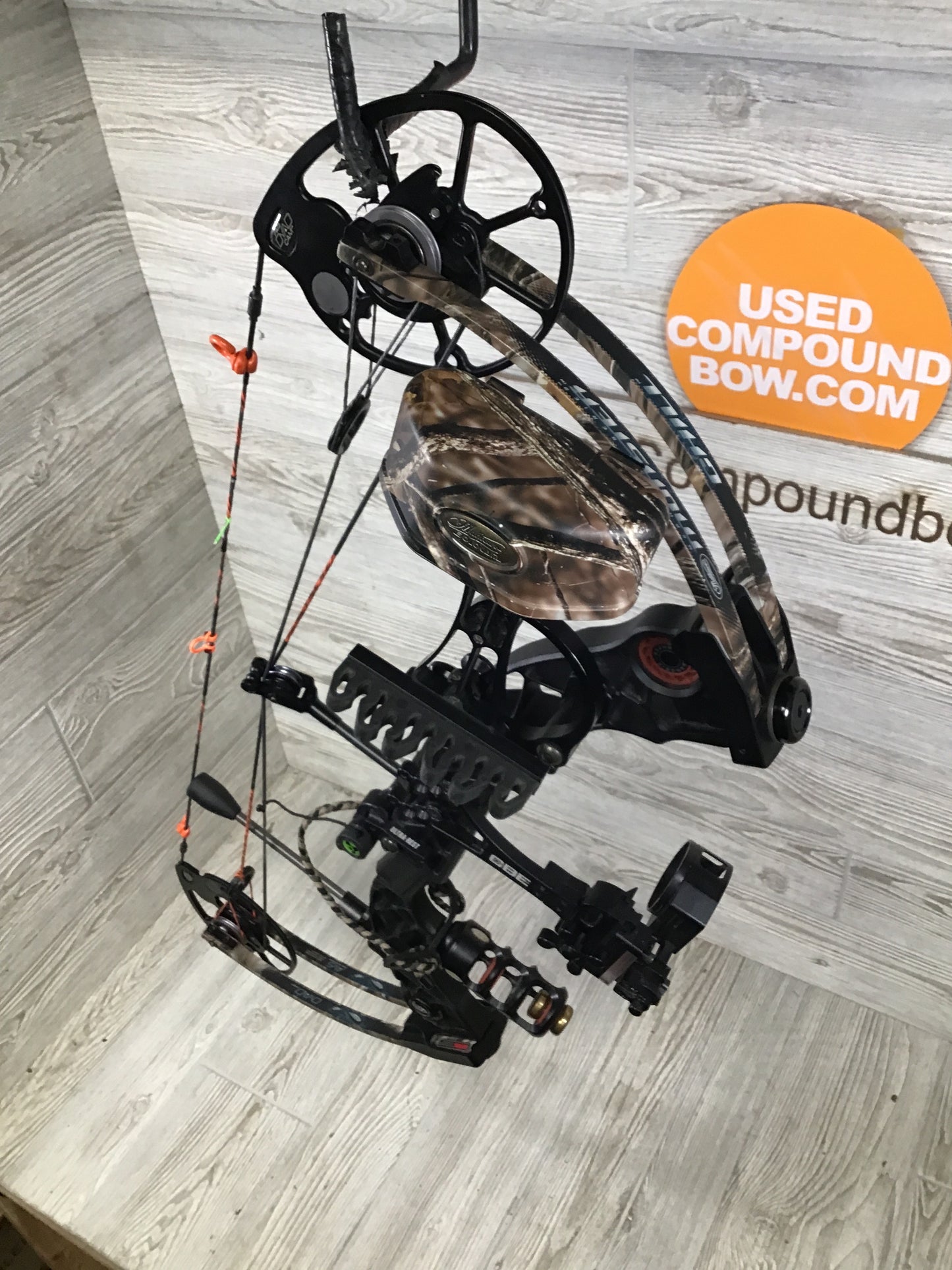 Used Mathews Chill Black riser/ lost camo limb Package Right Handed 28.5/70