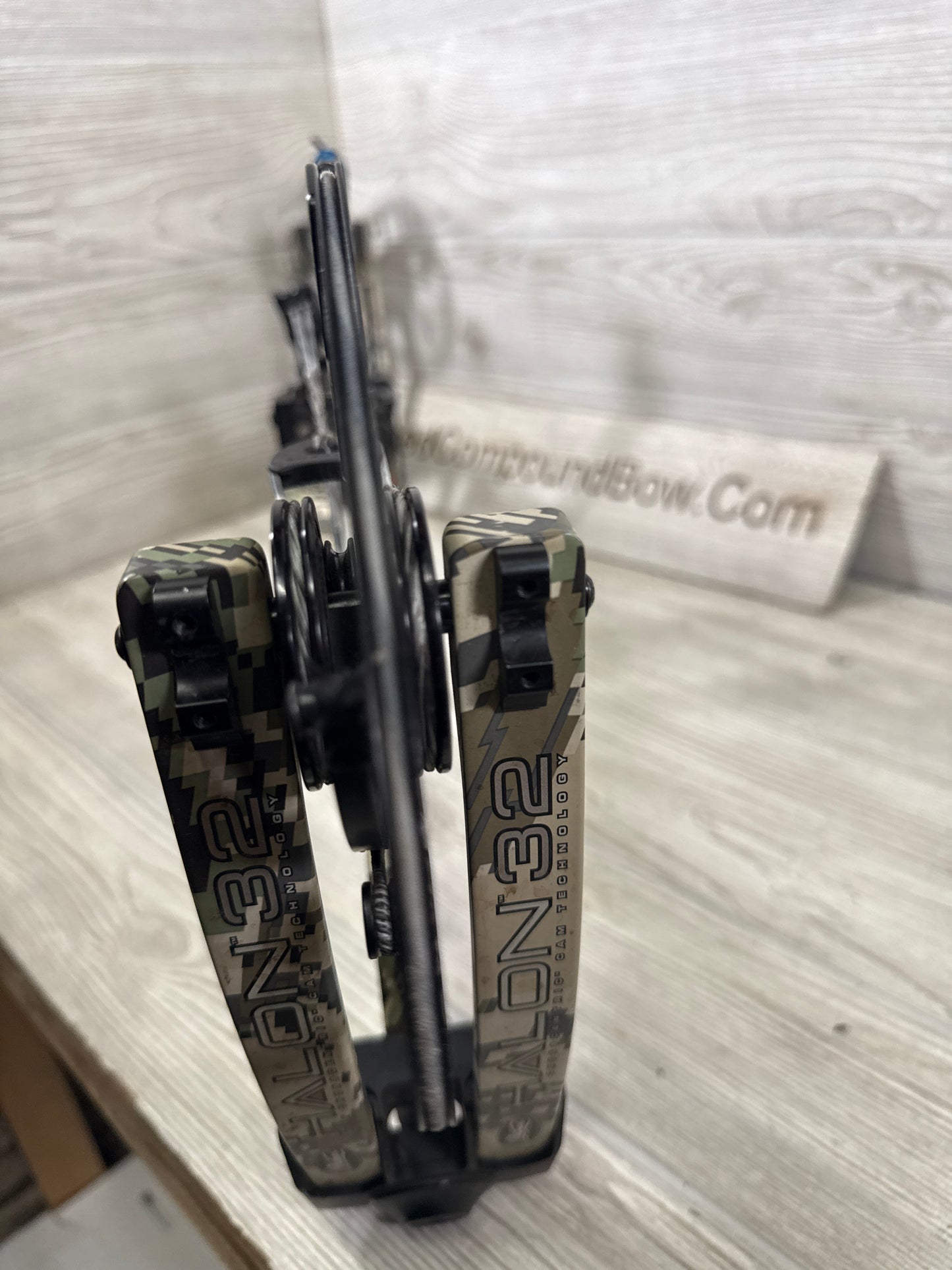 Used Mathews Halon 32 6 open country 70# RH
