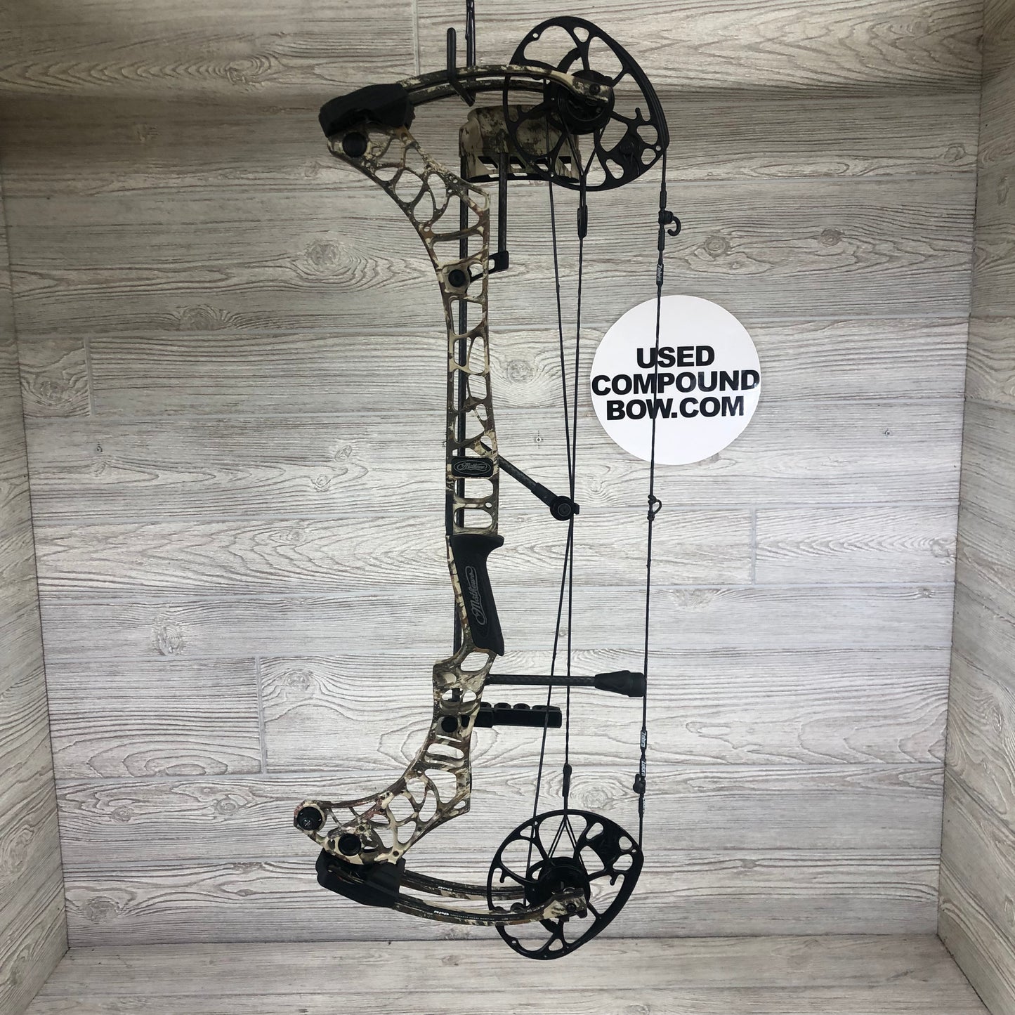 Used Mathews Phase4 29 RH Hand First Lite Camo with matching quiver