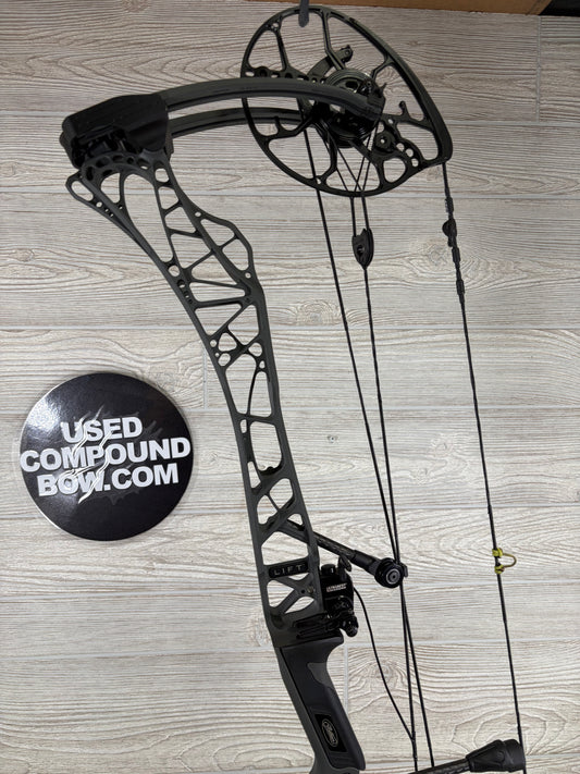 Used Mathews Lift X 29.5 Right Handed Shale with Mathews MX Rest