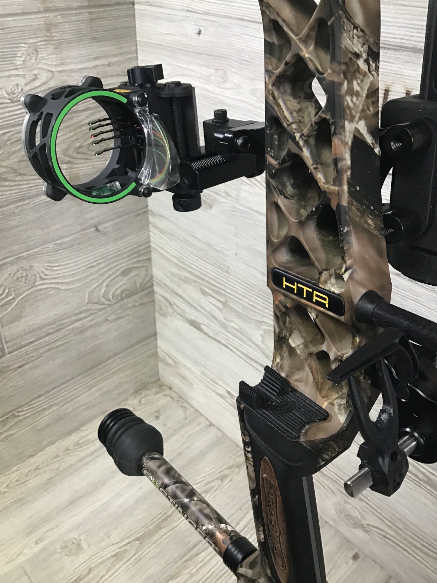 Used Mathews No Cam HTR RH 27" 70lbs Camo PKG