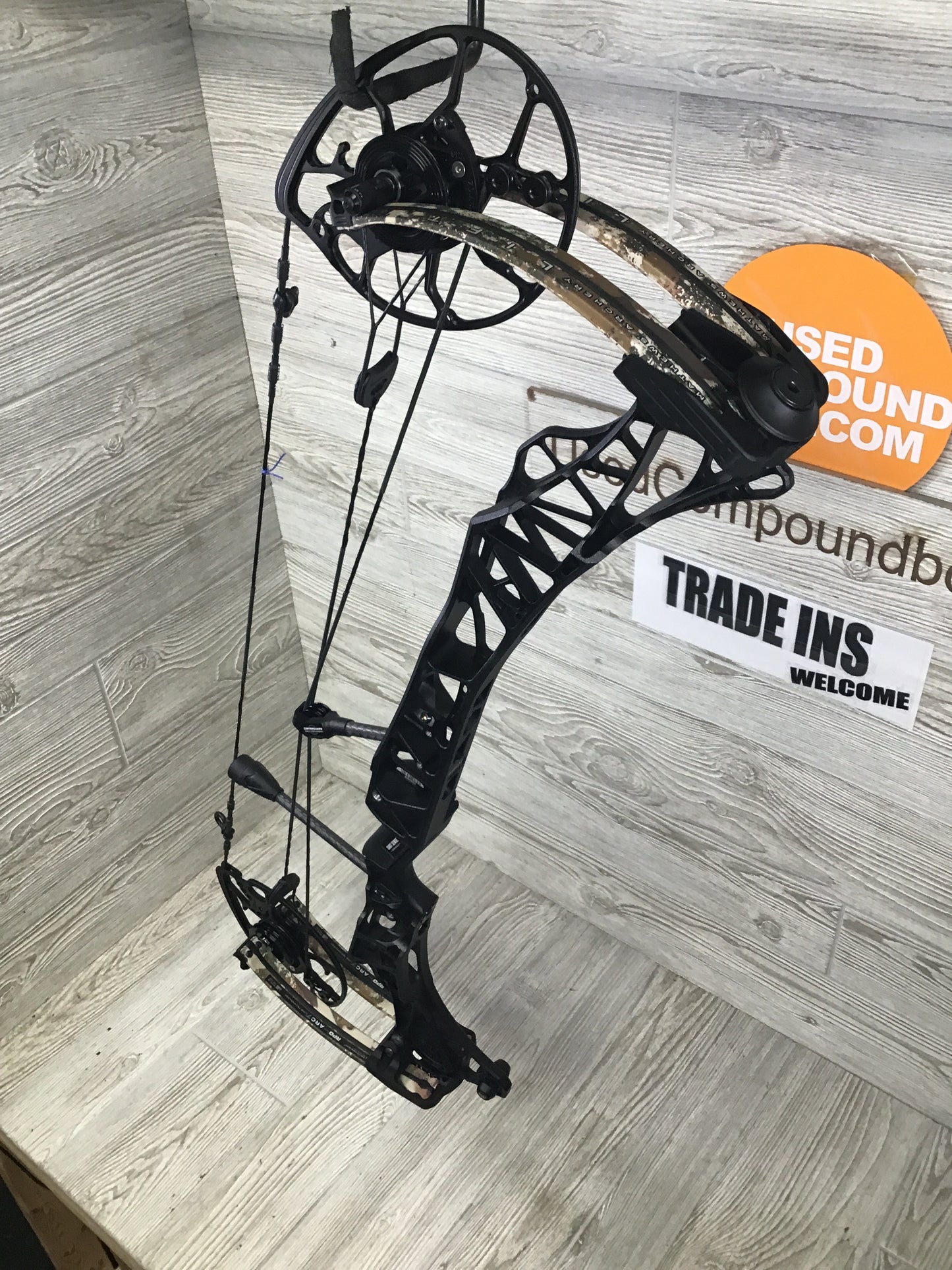Used Mathews Lift X 29.5 Right Hand 29"/70# Black Riser/First Lite Limb
