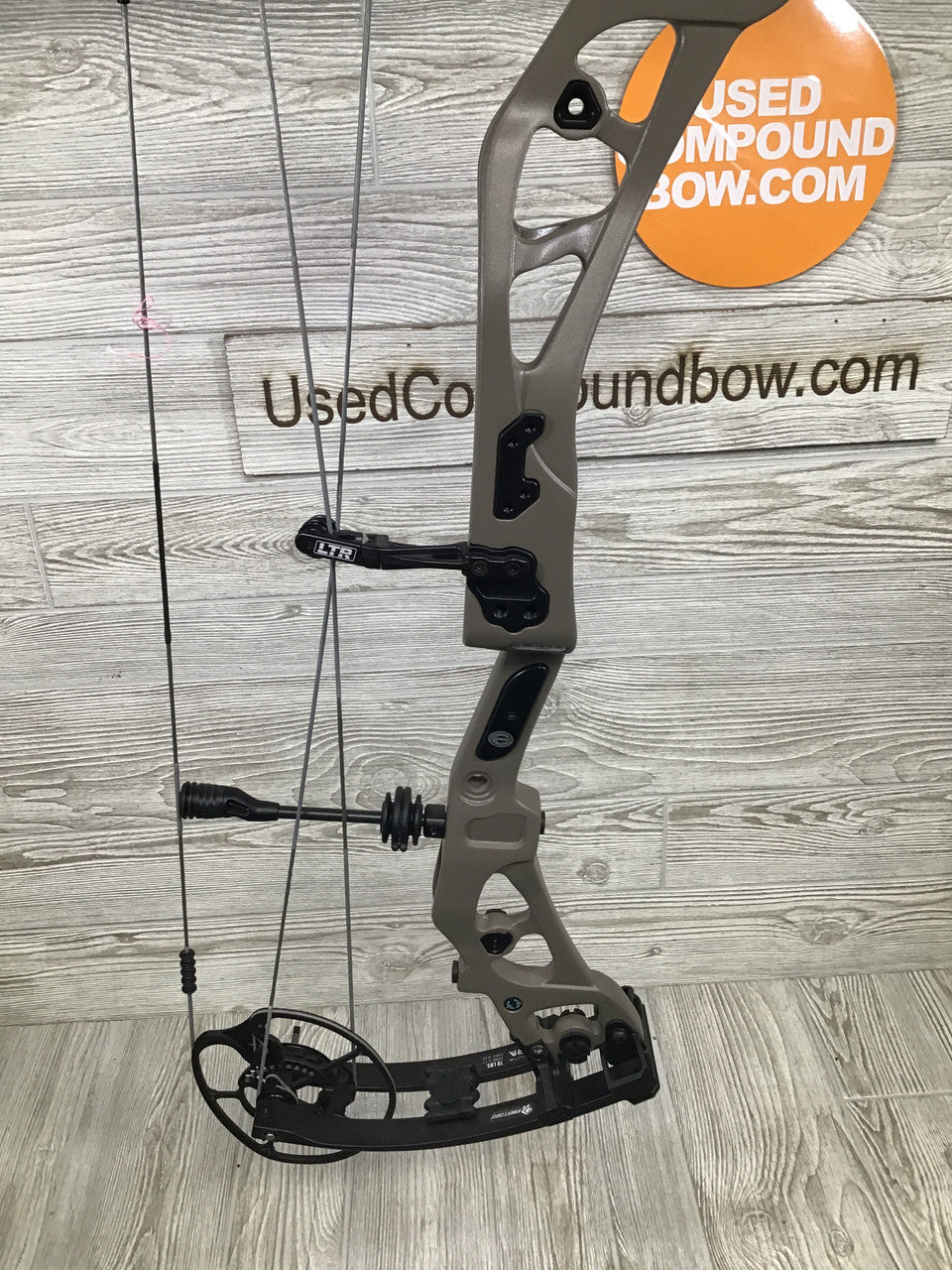 Elite Era Carbon Right Handed 70# Sienna Brown Bow