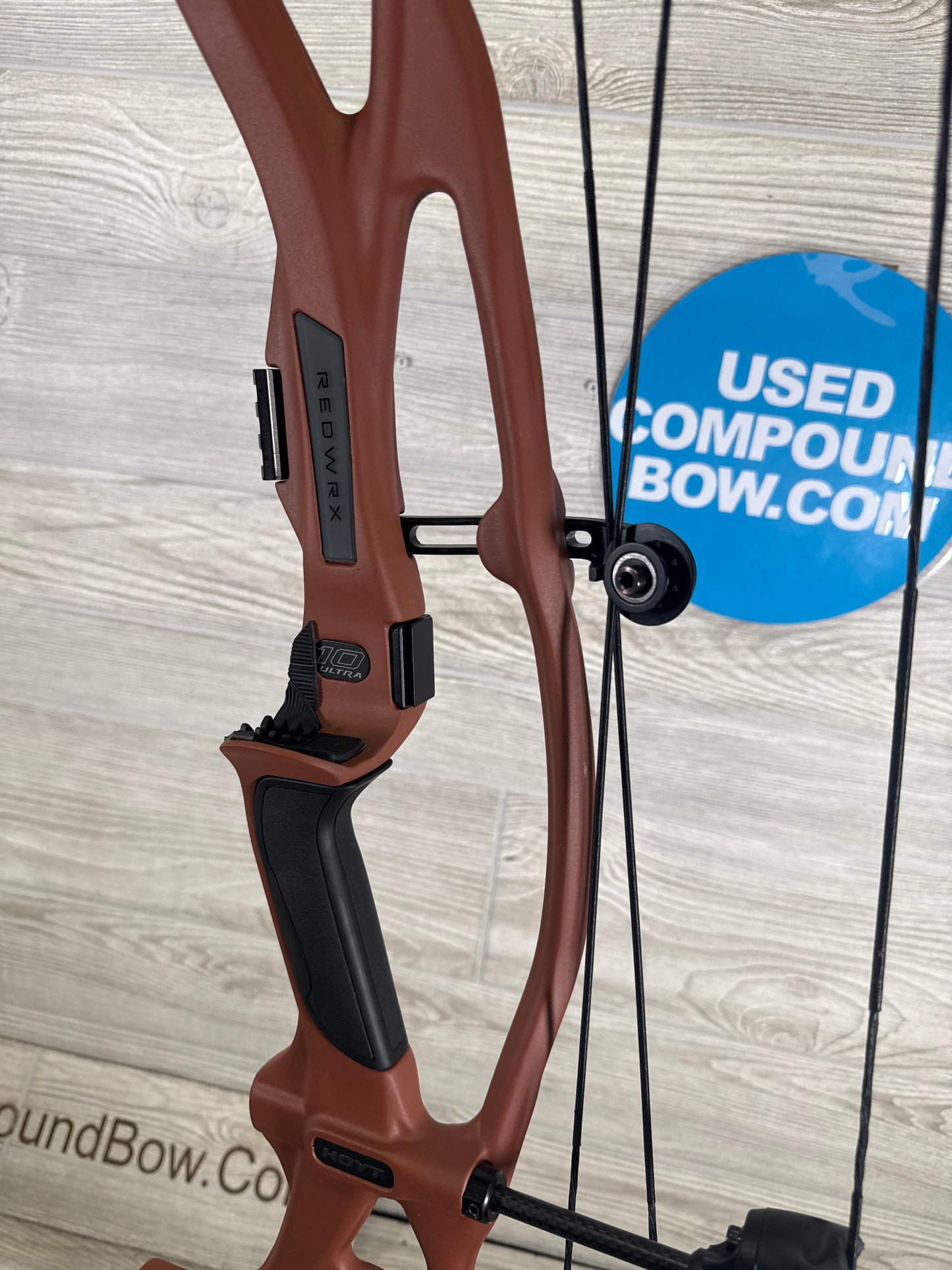 Hoyt RX-10 Ultra RH Clay with black topo limbs 60-70
