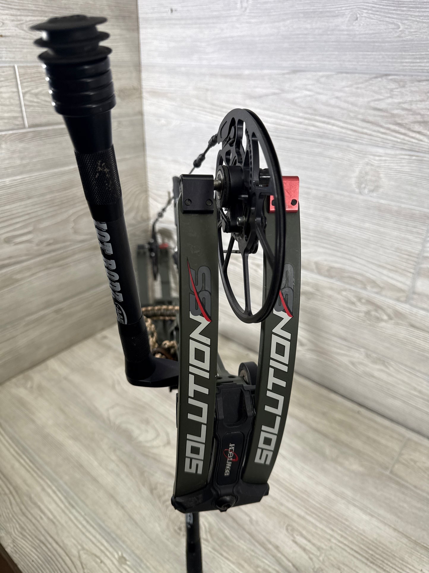 Used Bowtech Solution SS RH 60# Green with stabs pkg