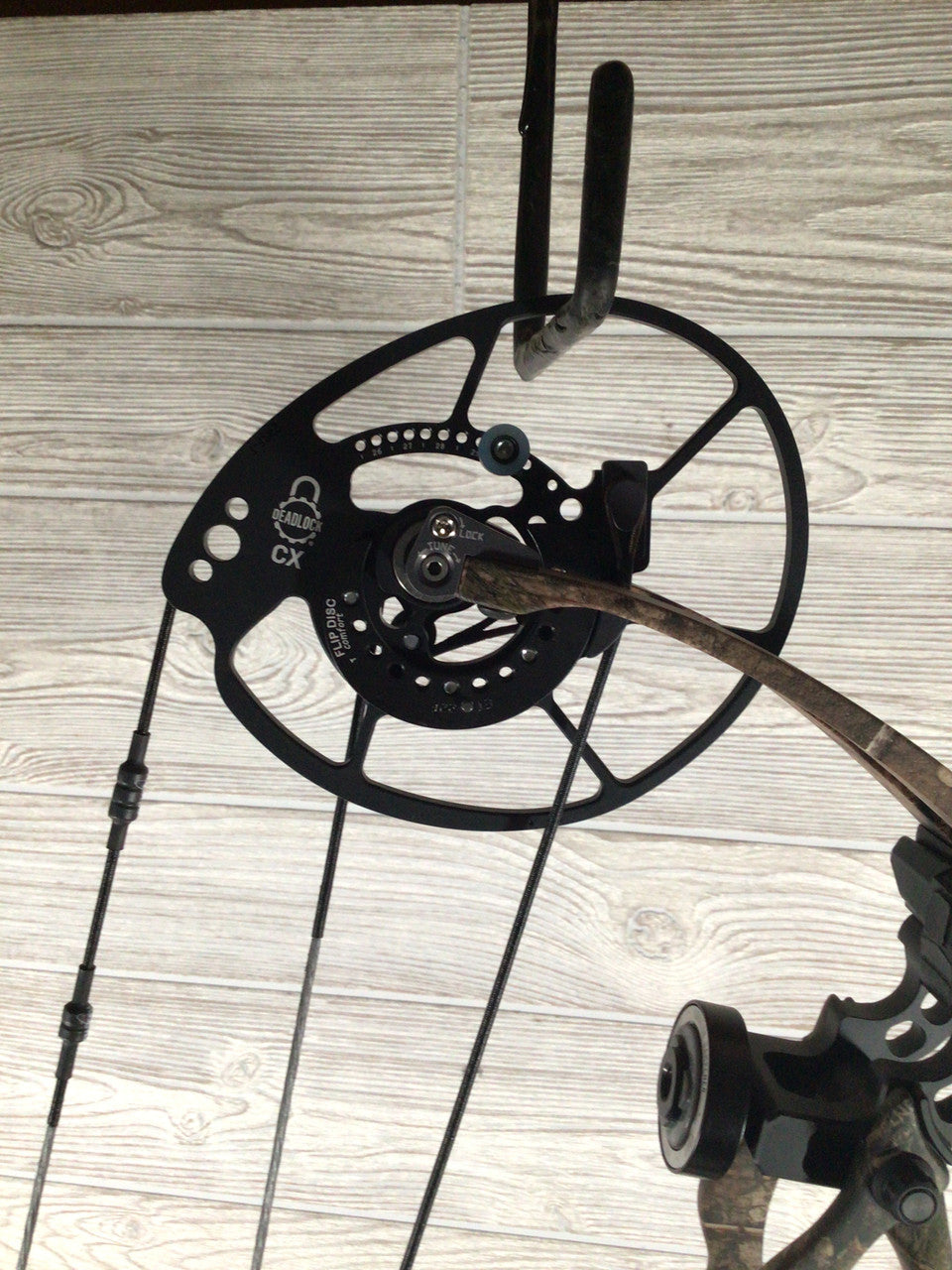 Bowtech Carbon One X 60-70# RH Mossy Oak Country DNA