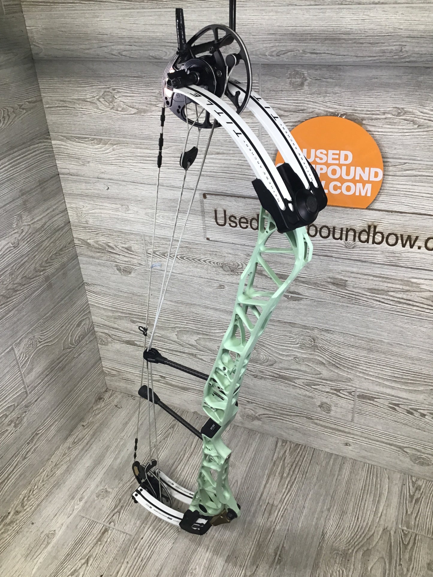 Used Mathews Title 38 (Gen 2) Mint White limbs Right Handed Target bow