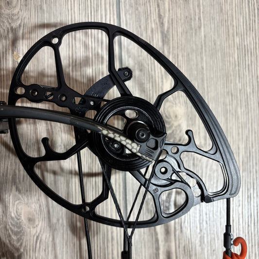 Used Mathews Lift X 29.5 Right Hand Kuiu with Back Bar Mount