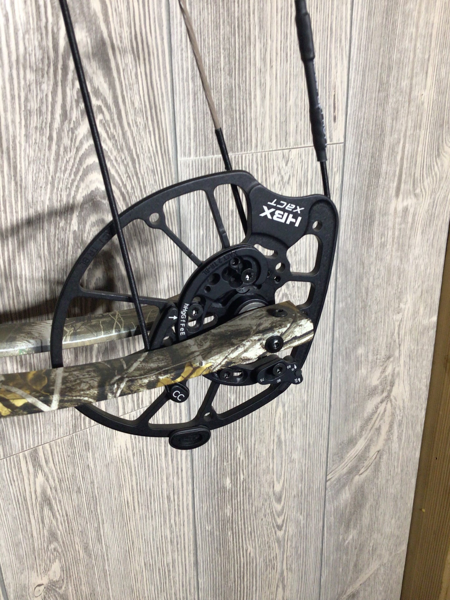 Used Hoyt RX-8 LH Realtree 70lbs 25-30"
