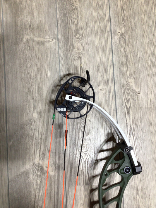 Used PSE Dominator DUO SE2 38 50-60# Green W/White Limbs