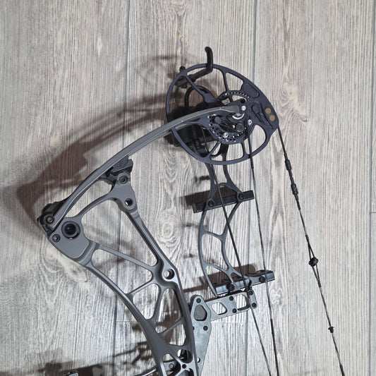 Used Bowtech Revolt 30" 70lb RH Gray Bow
