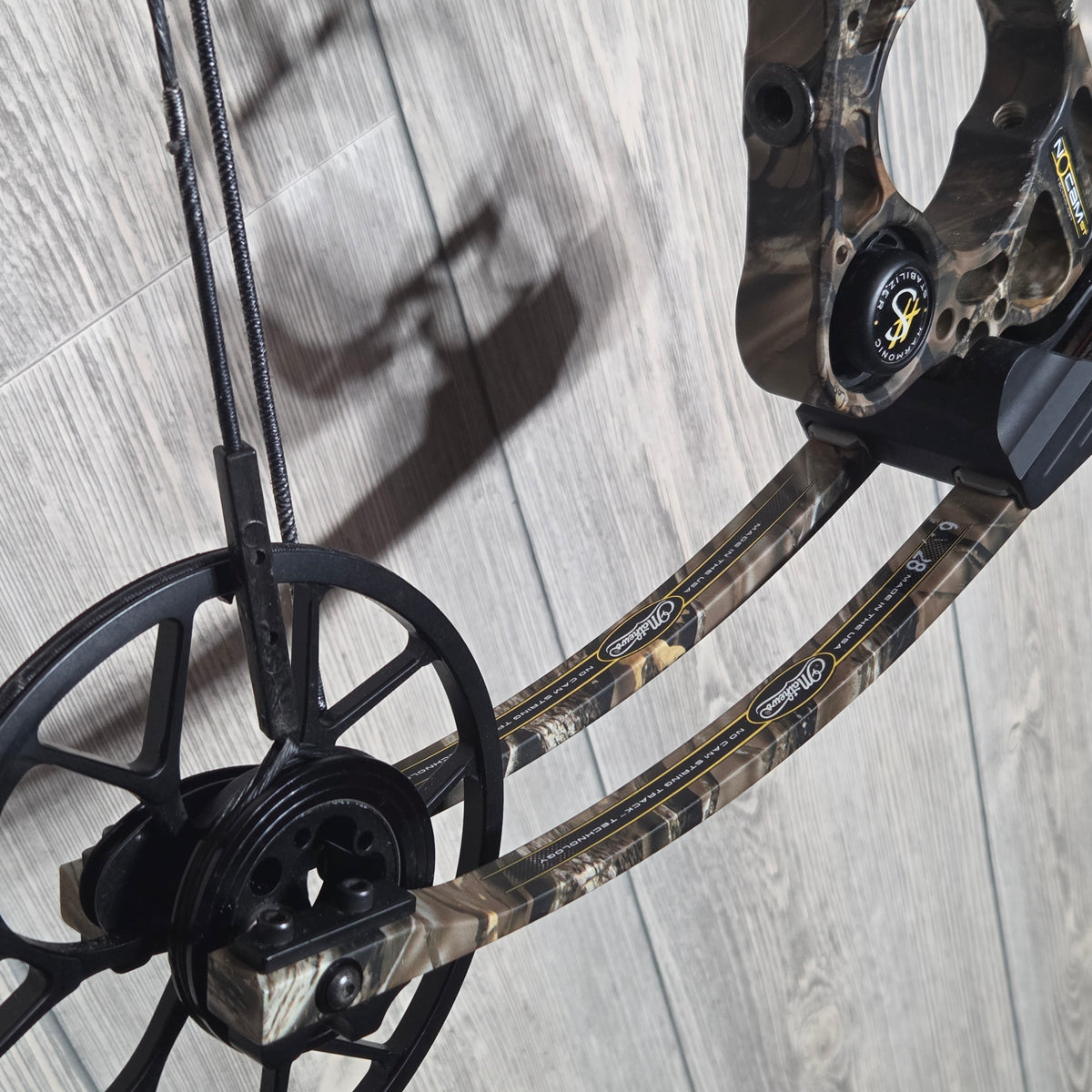 Mathews No Cam HTR Left Hand 60lbs Camo PKG