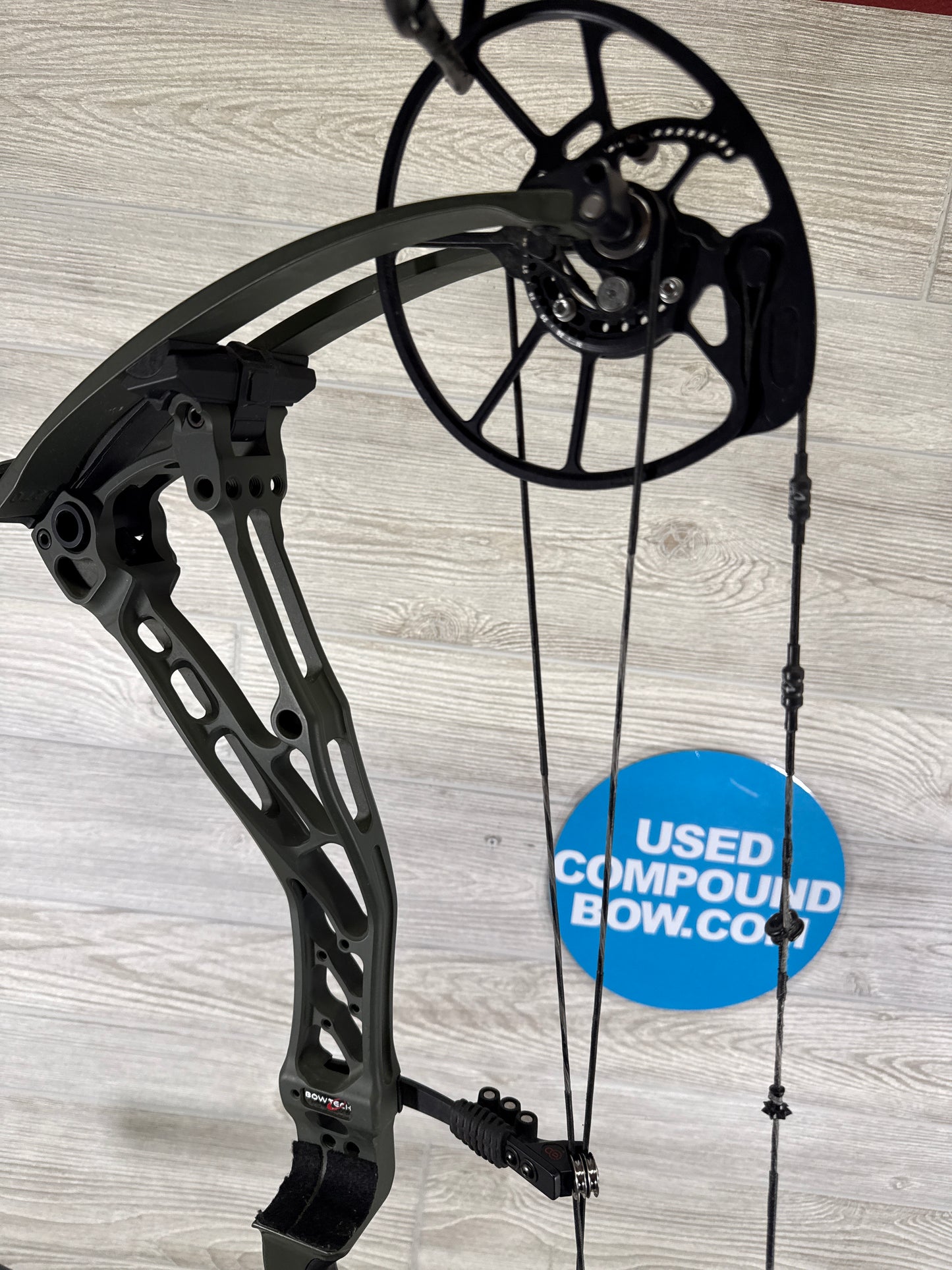 Used Bowtech Solution SS RH 60# Green with stabs pkg