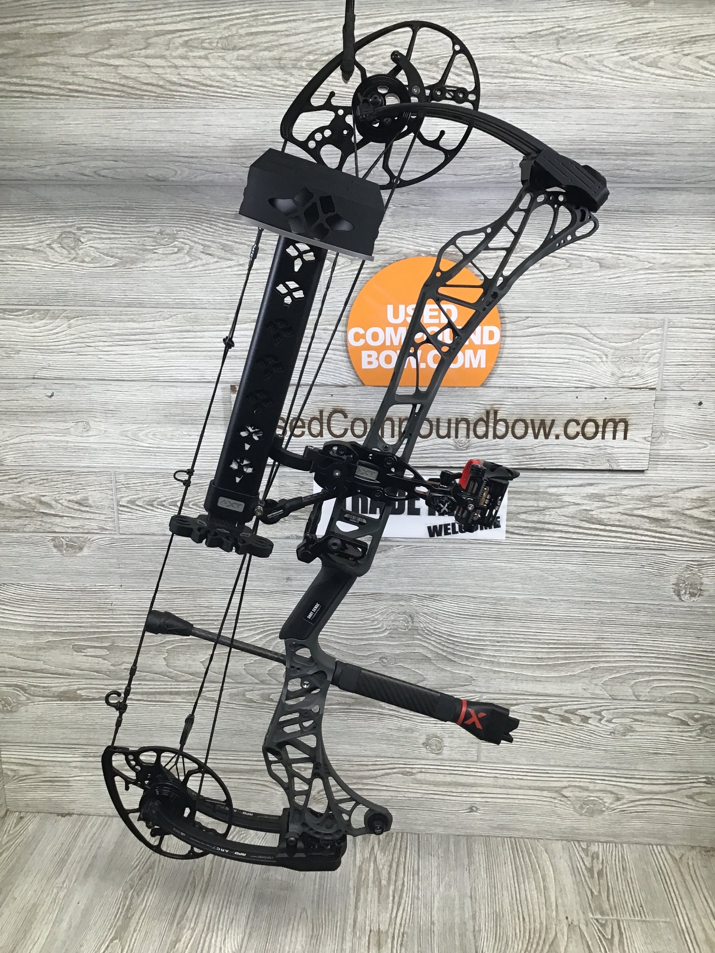Used Mathews Lift X 29.5 Right Hand Shale Riser/Black Limbs 28/70 Package