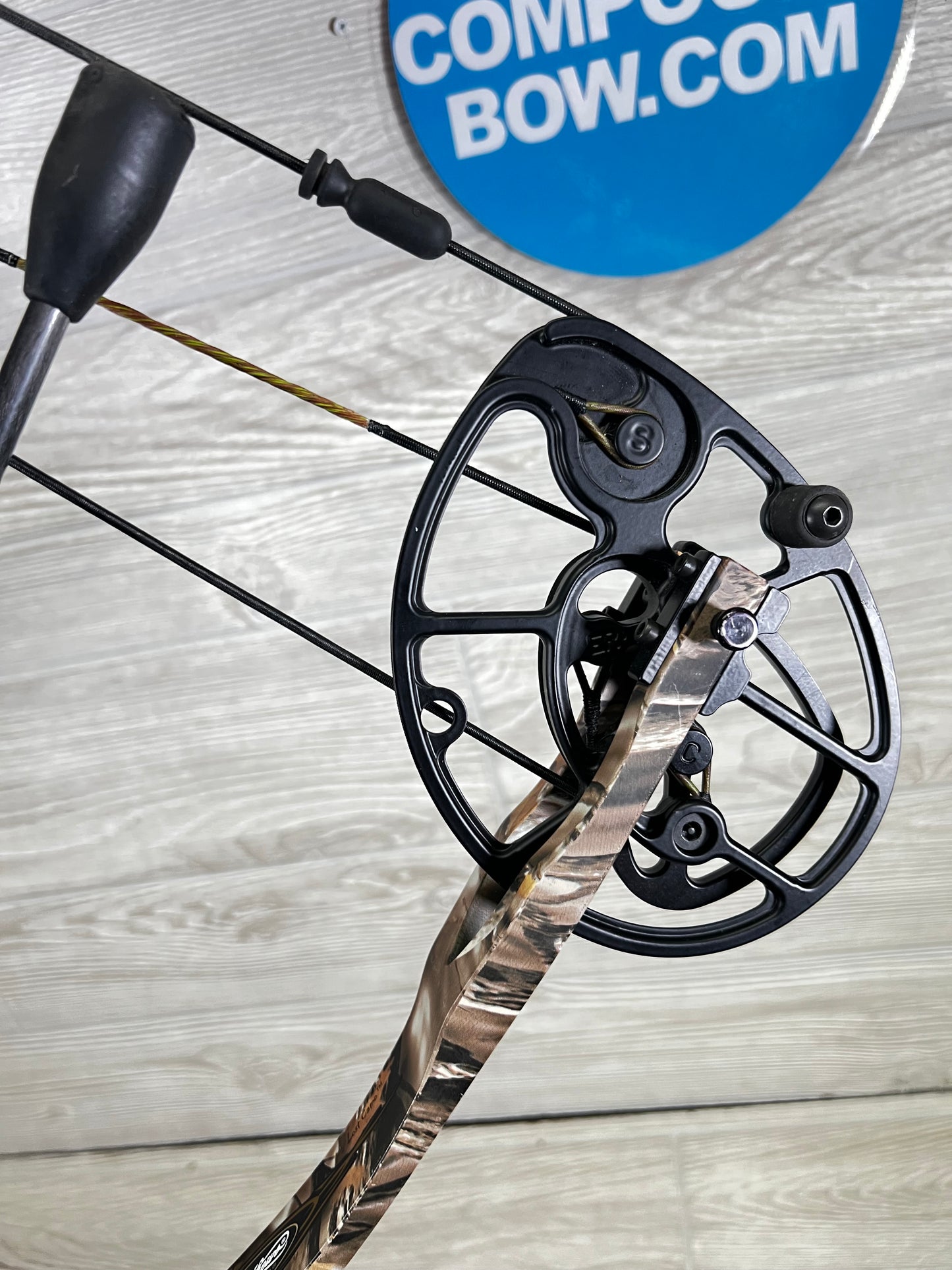 Used Mathews Heli-m rh lost camo 70# 28" with quiver