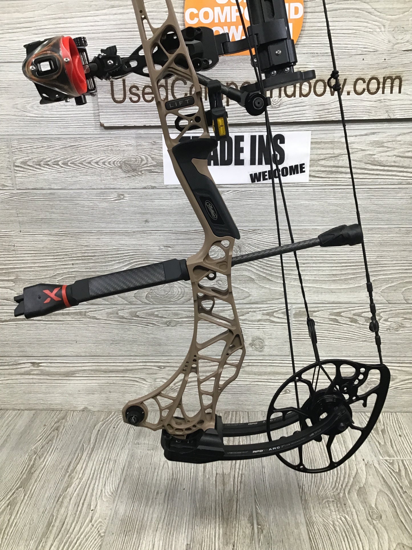 Used Mathews Lift X 29.5 Earth Riser/ Black Limbs Right Hand 27.5/60# package