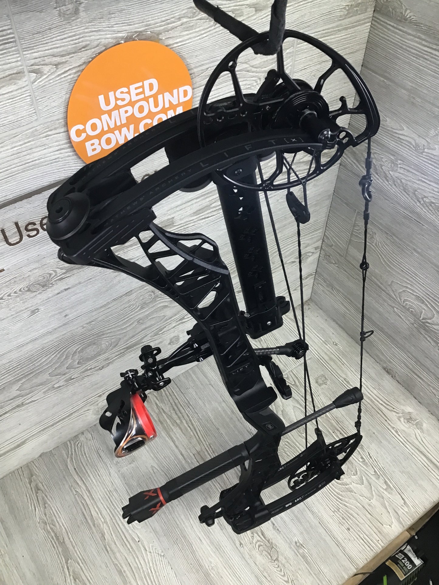 Used Mathews Lift X 29.5 Right Hand Black Bow 29/70 Package