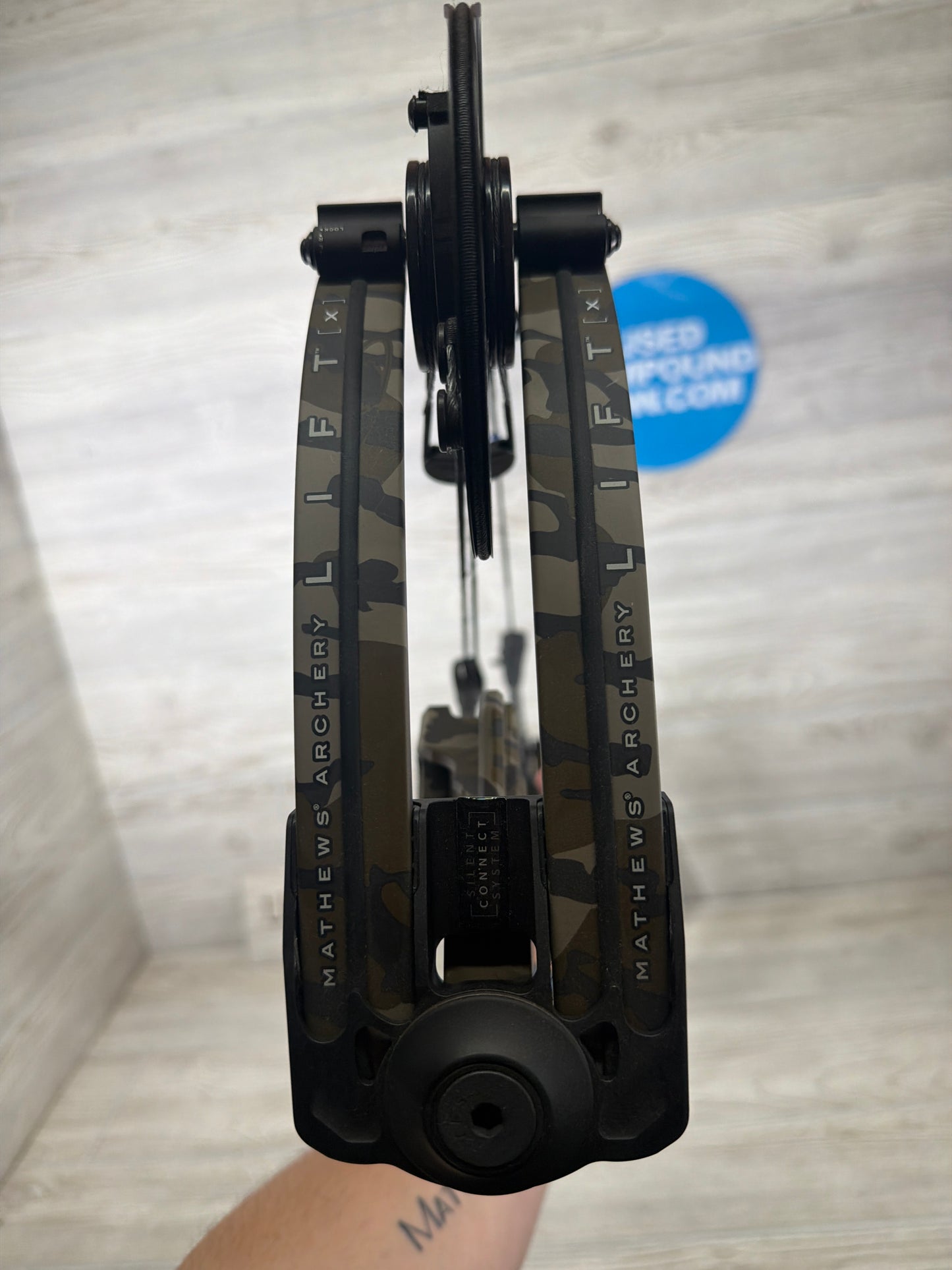Used Mathews LIFT X 29.5 27.5" 70lb Right Hand Mossy Oak Bottomlands Bow