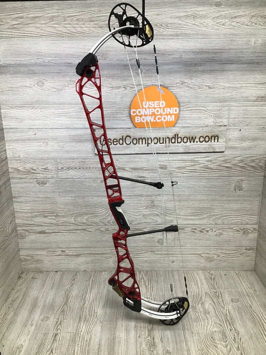 Used Mathews TRX 40 GEN 2 Right Handed Red Riser/White limbs 65/31.5"