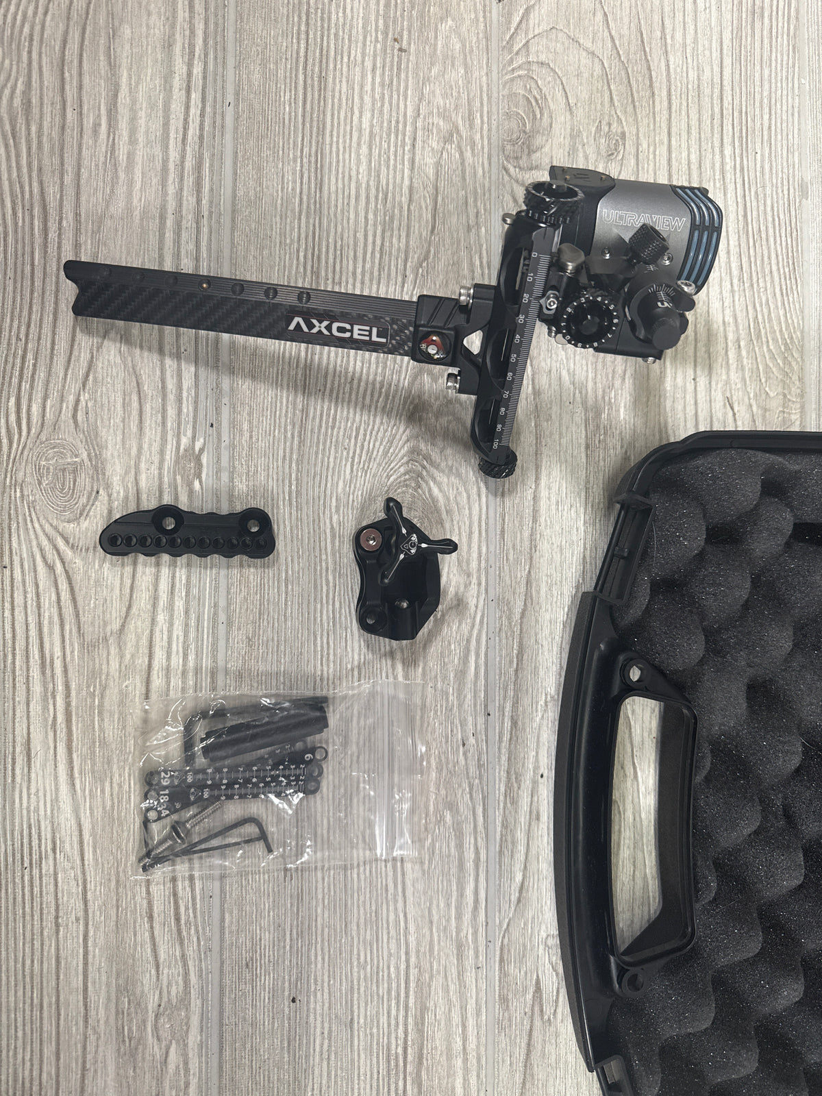 Used Axcel Achieve XP Variable range 2.0 Right Handed Carbon Bar 6" with uv scope
