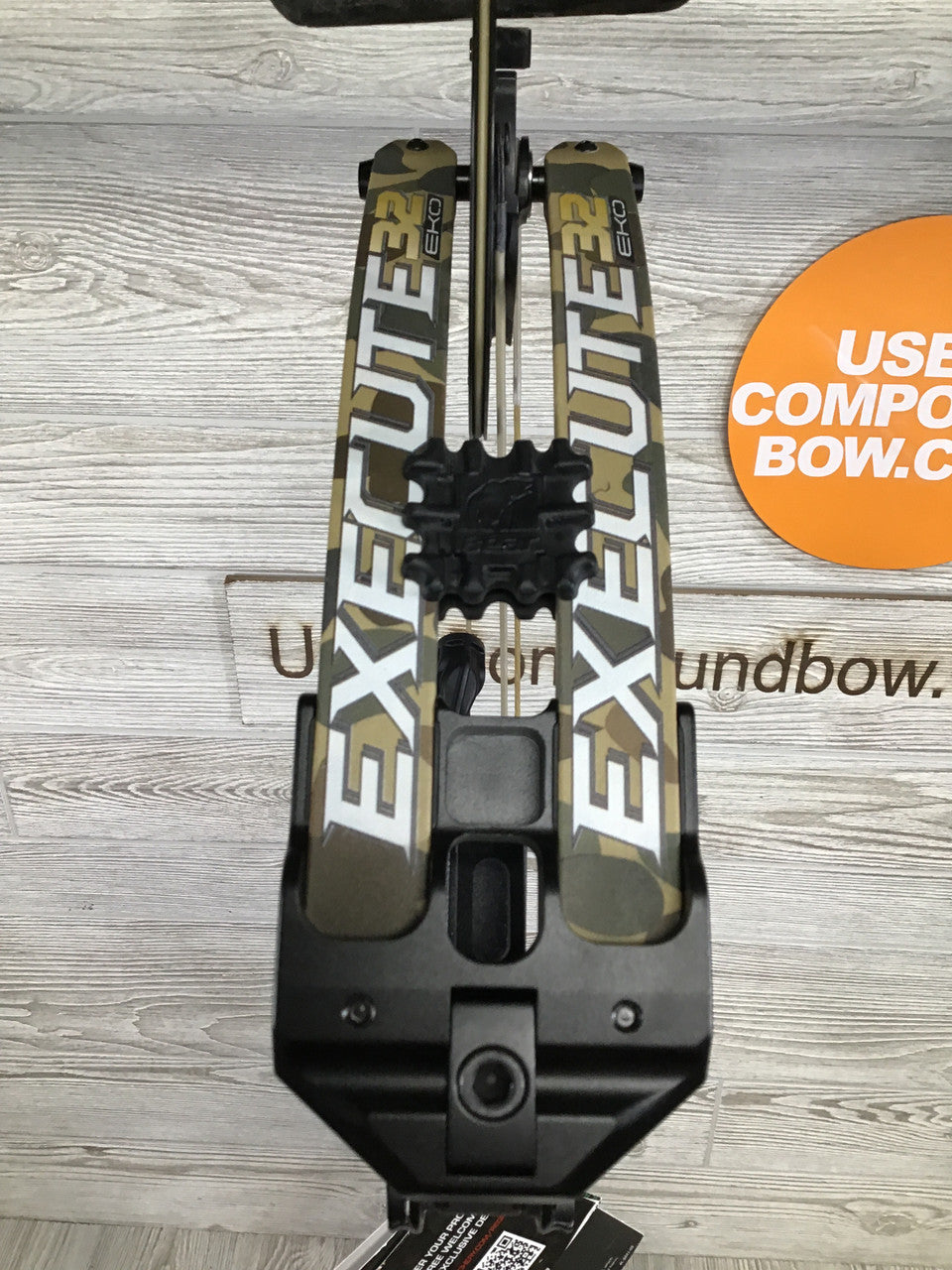 Bear Execute 32 RH 70lb Black Riser/Throwback Limbs Bow