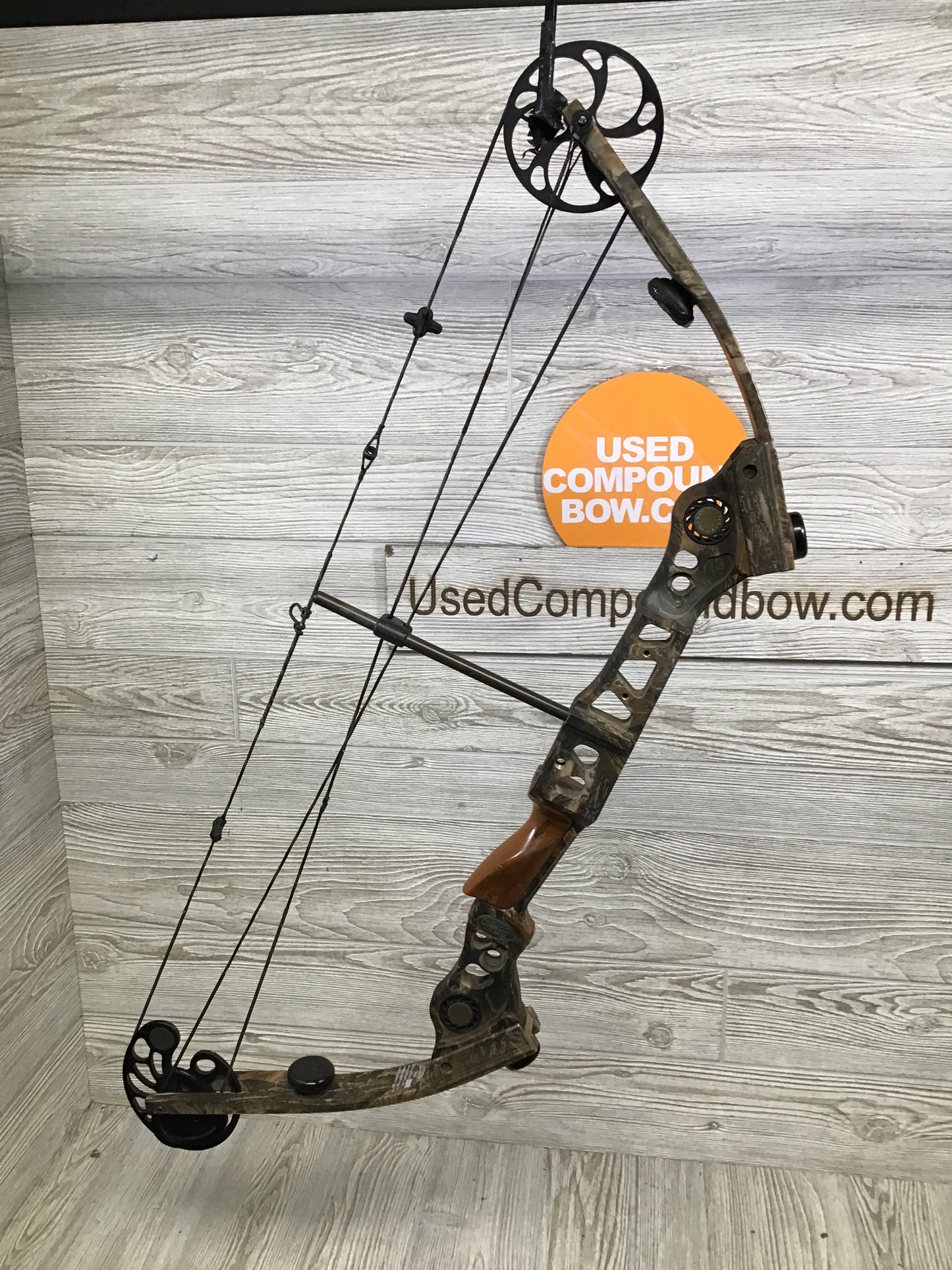 Used Mathews SQ2 Right Handed 30" 70lb Realtree