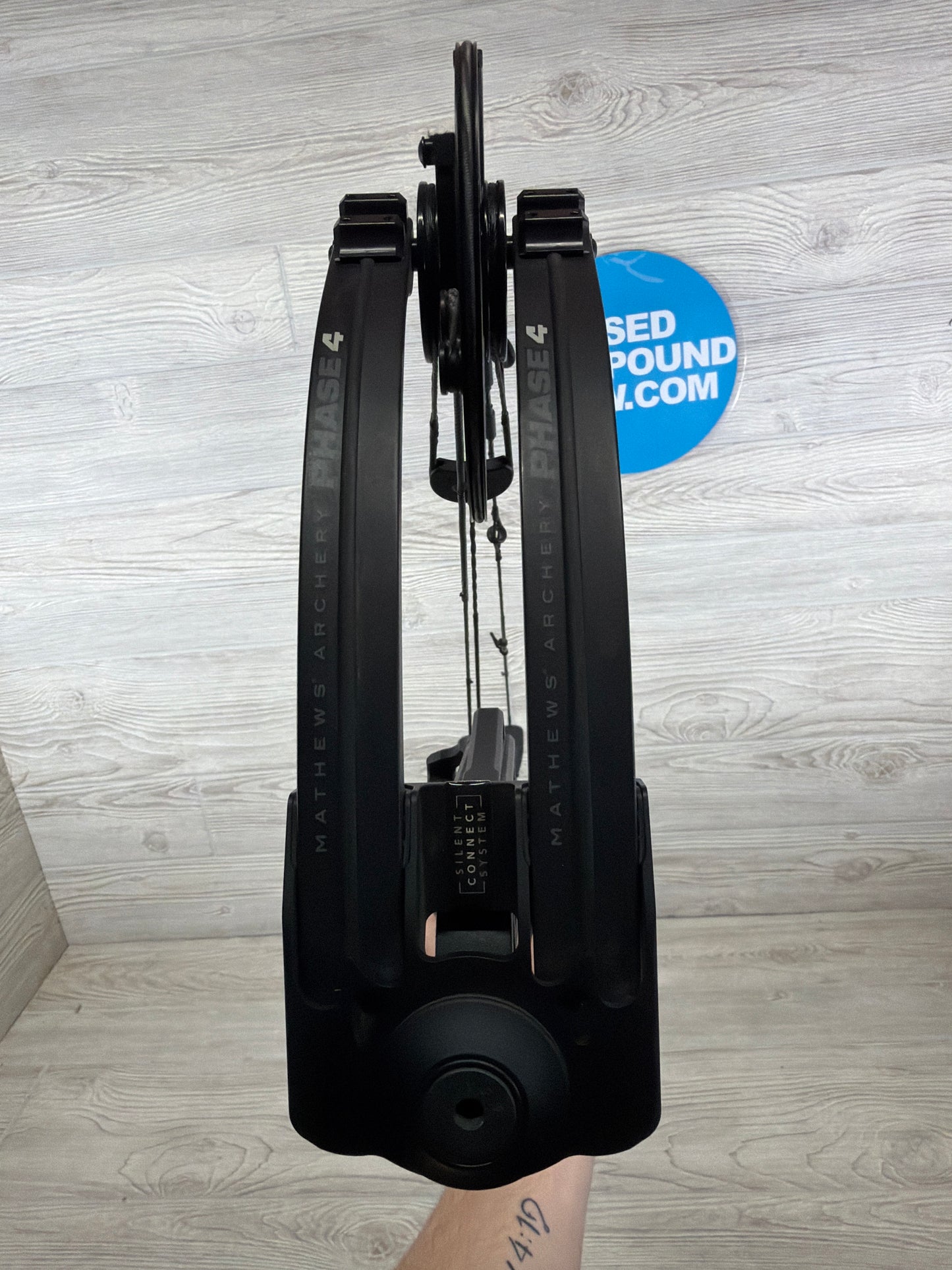 Used Mathews Phase 4 33 30" 75lb RH Black Bow