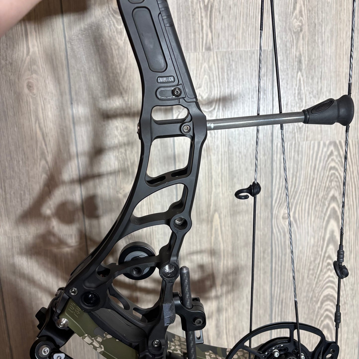 Used Bowtech Virtue Right Hand Black with Kuiu Limbs 60lb with SystmX strings + Bowtech Stand