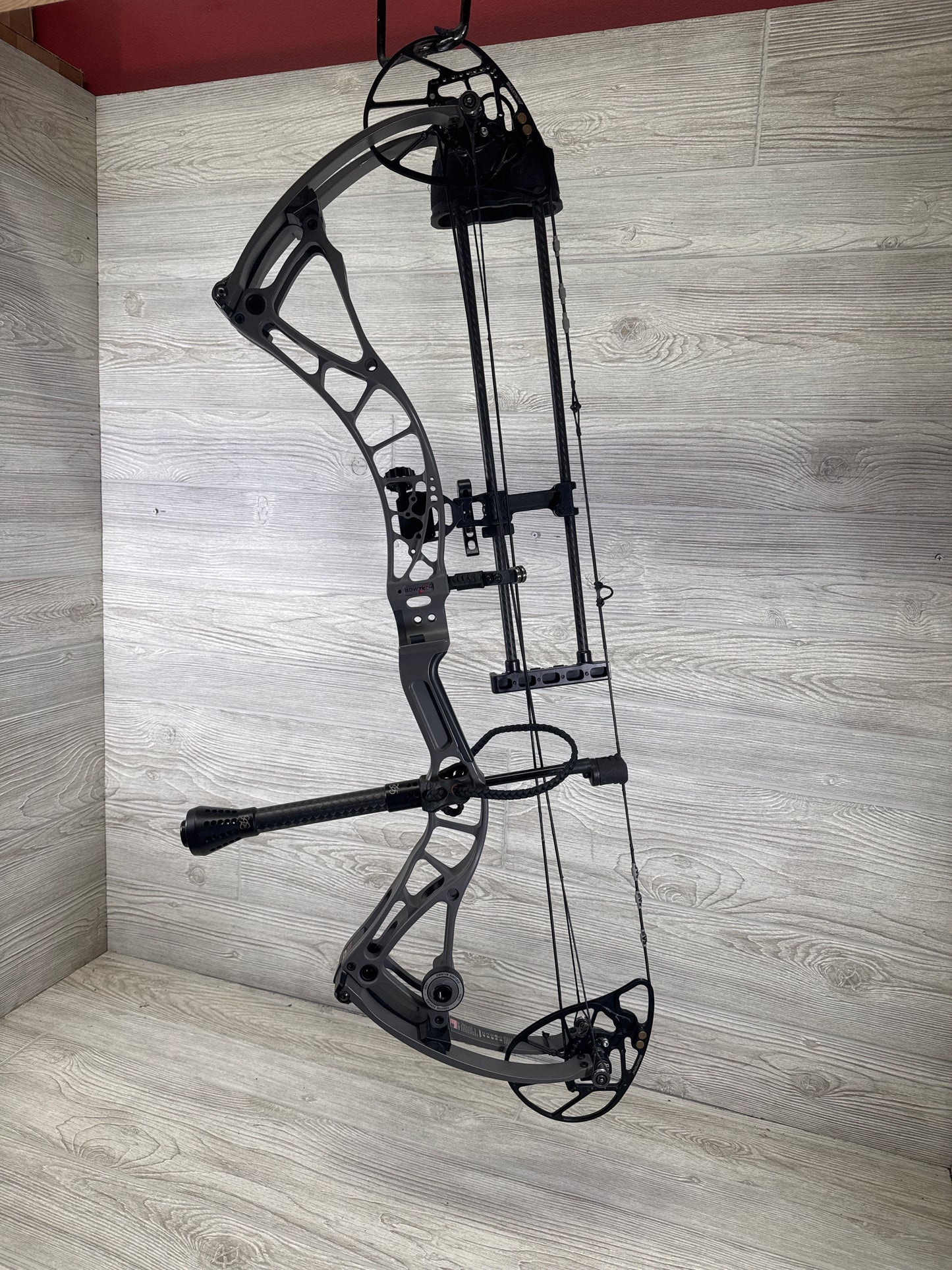 Bowtech SR6 30" 70lb RH Gray Bow Pkg