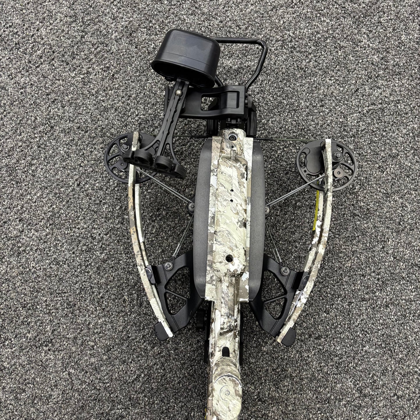 Used Tenpoint Flatline 460 Crossbow Package with Halo Soft Case and Axis Tripod