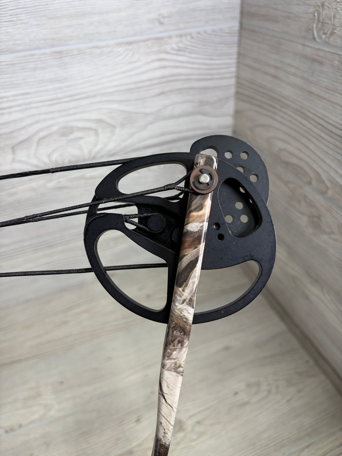 Used Parker Side-Kick XP Right Handed 18-28" 20-29lbs Camo Bow Pkg
