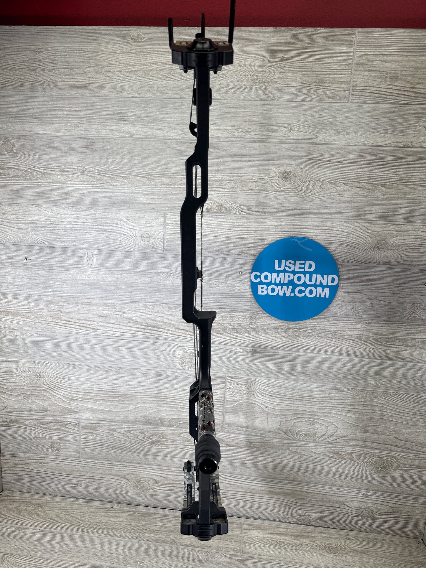 Used Mathews Halon 32 6 Black Riser Elevated II Limbs 30in 70#