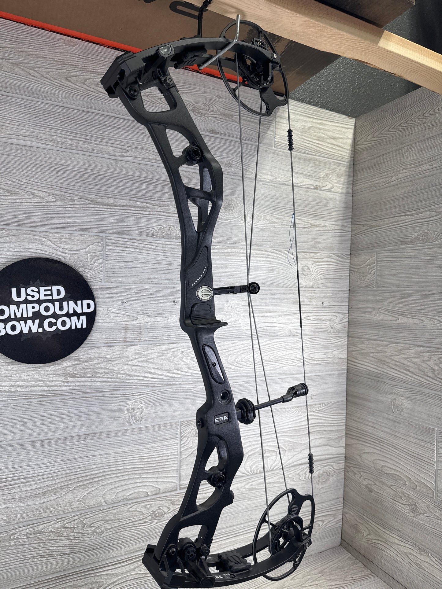 Elite Era Carbon Right Handed Black Bow