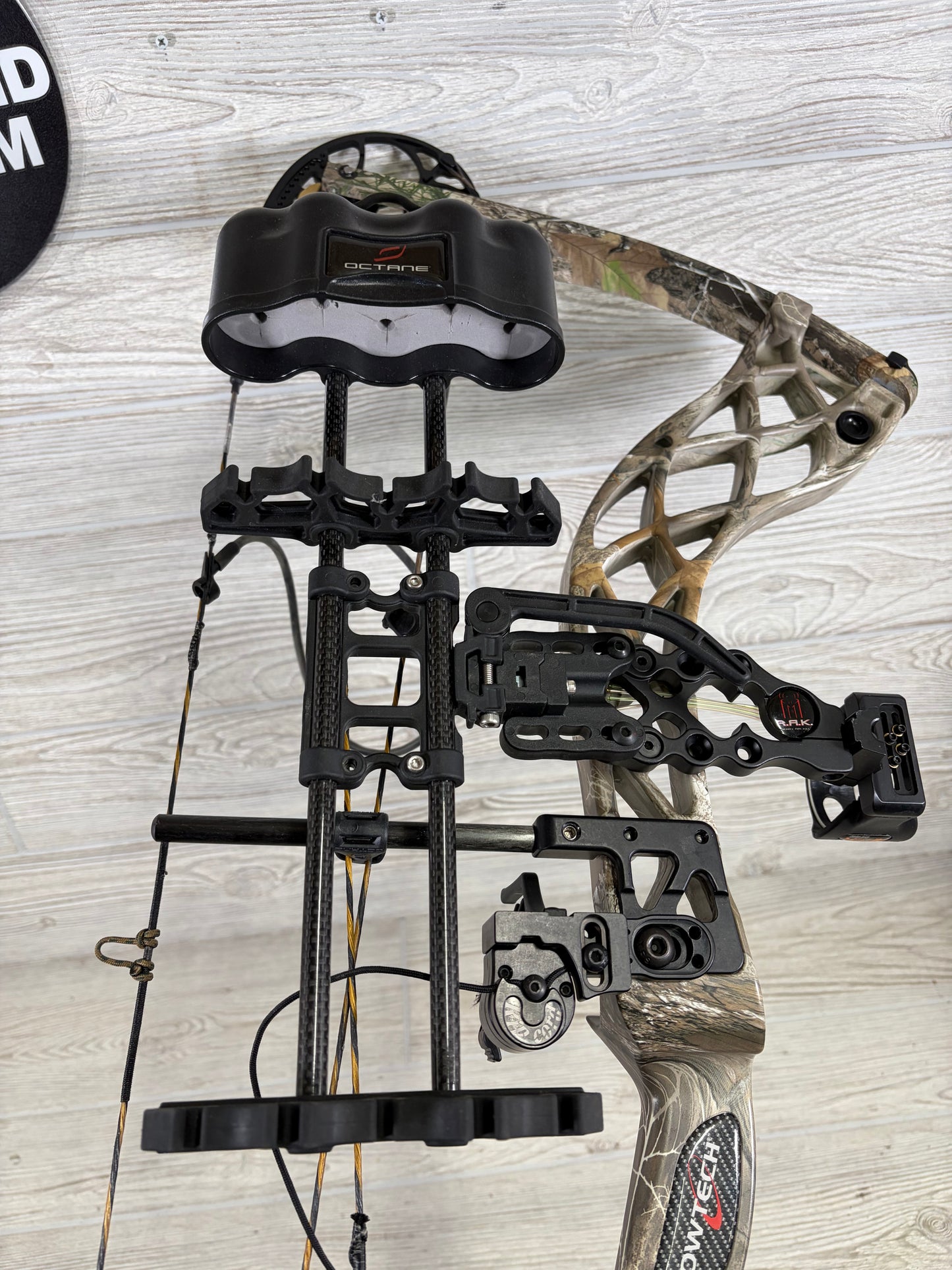 Used Bowtech Carbon Icon Right Handed 60-70# Camo Pkg