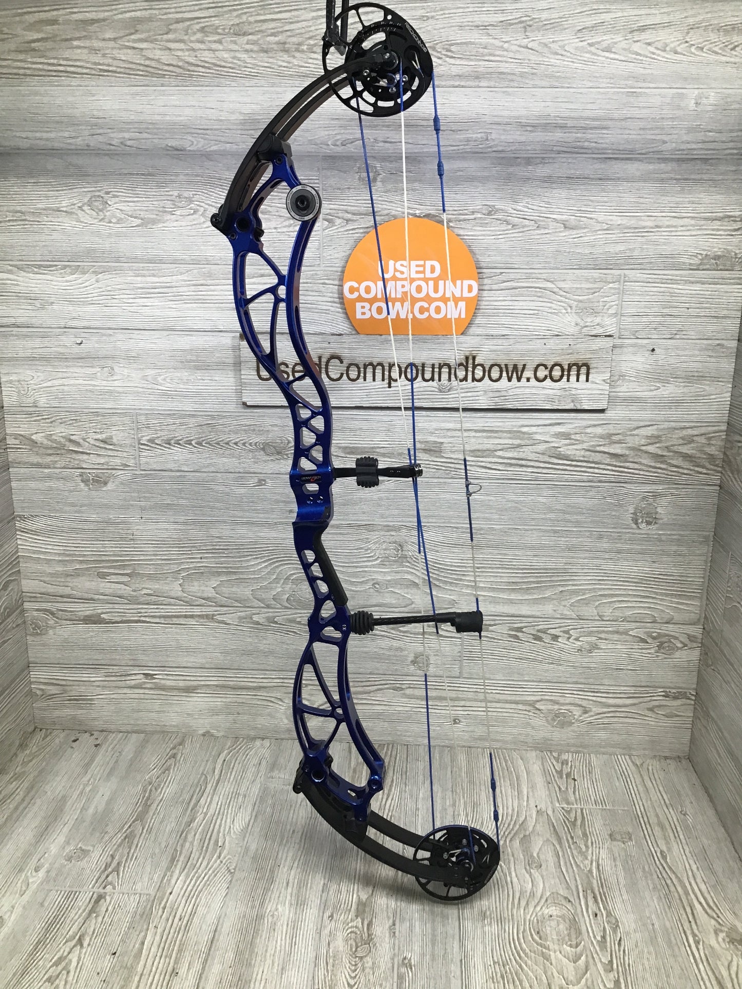 Used Bowtech Reckoning 38 Right Hand Blue Target bow